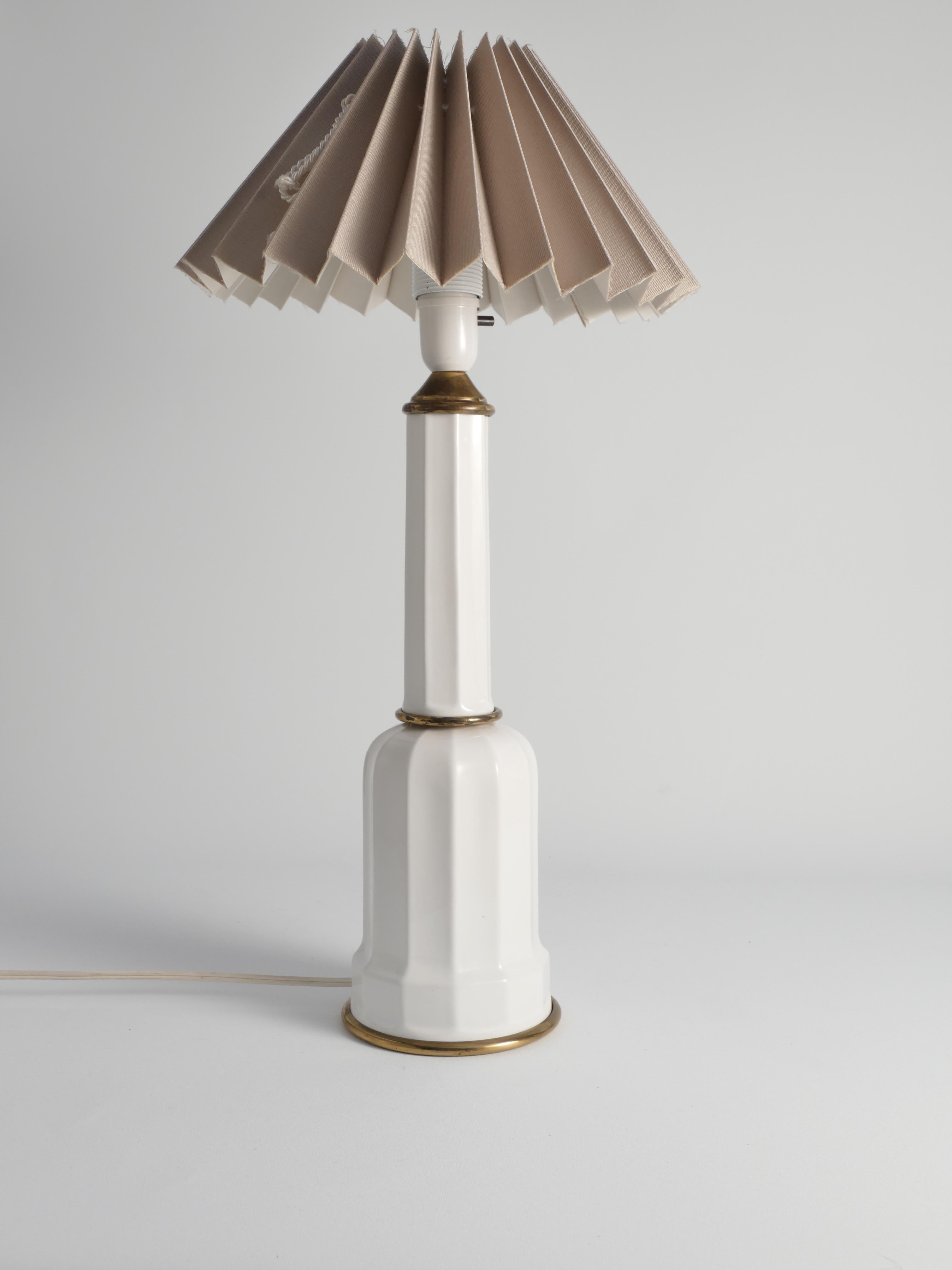 Lampe de table Heiberg en verre opalin blanc et laiton, Danemark, milieu du XIXe siècle en vente 2