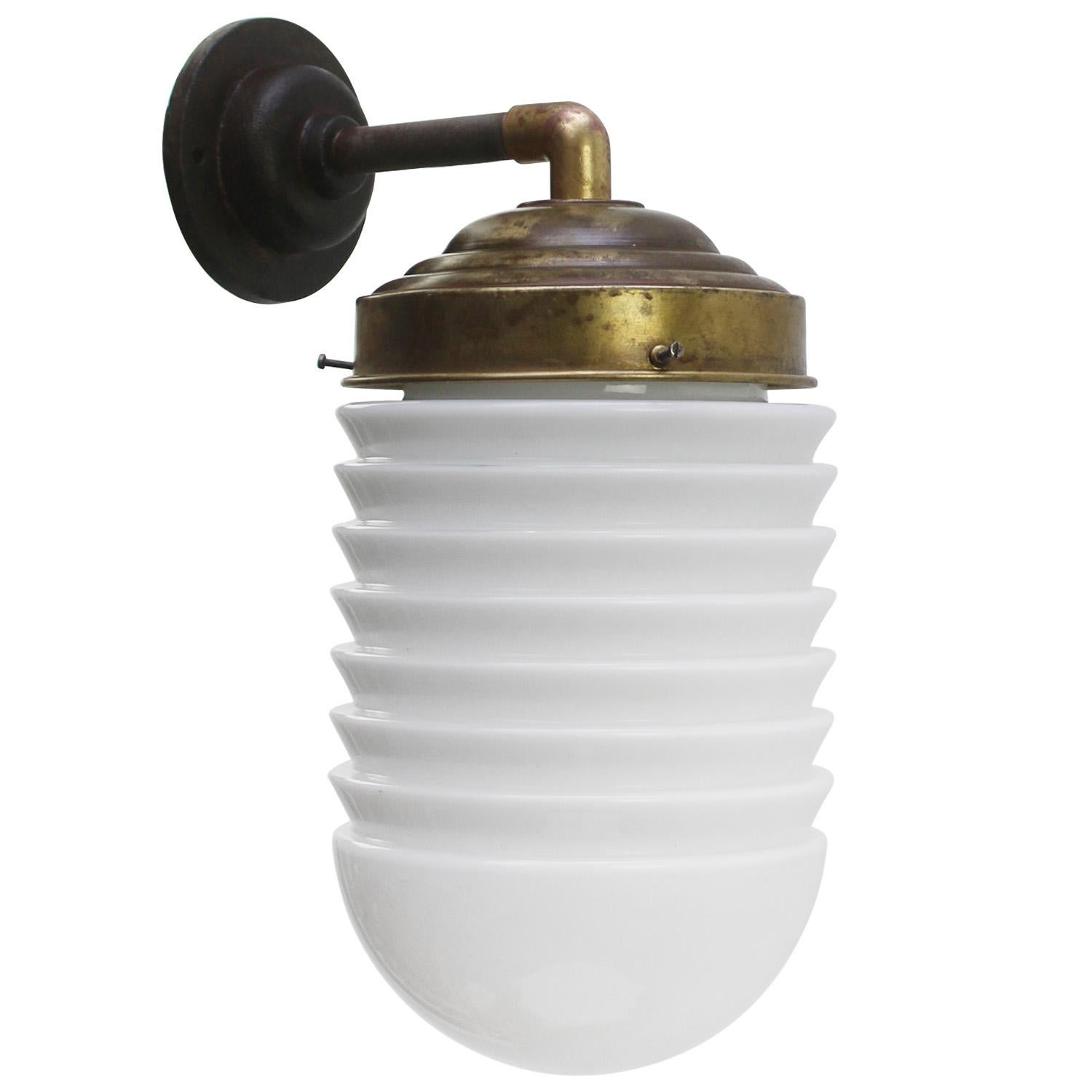 Mid-Century Modern Appliques en laiton à verre opalin blanc Lights en vente