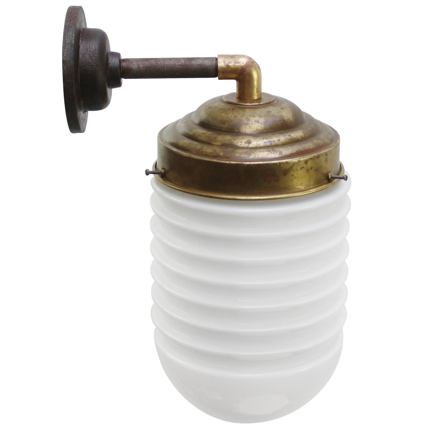 Néerlandais Appliques en laiton à verre opalin blanc Lights en vente