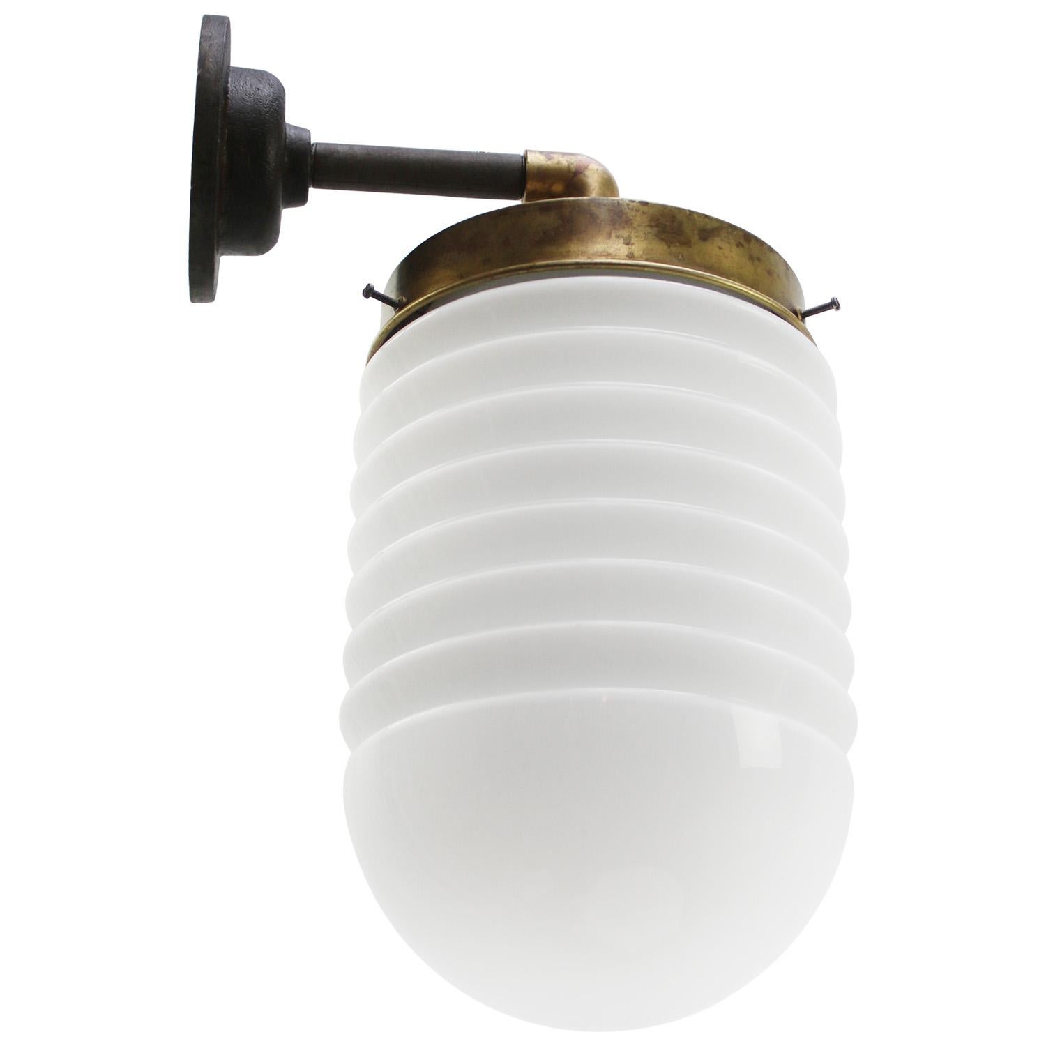 Moulage Appliques en laiton à verre opalin blanc Lights en vente