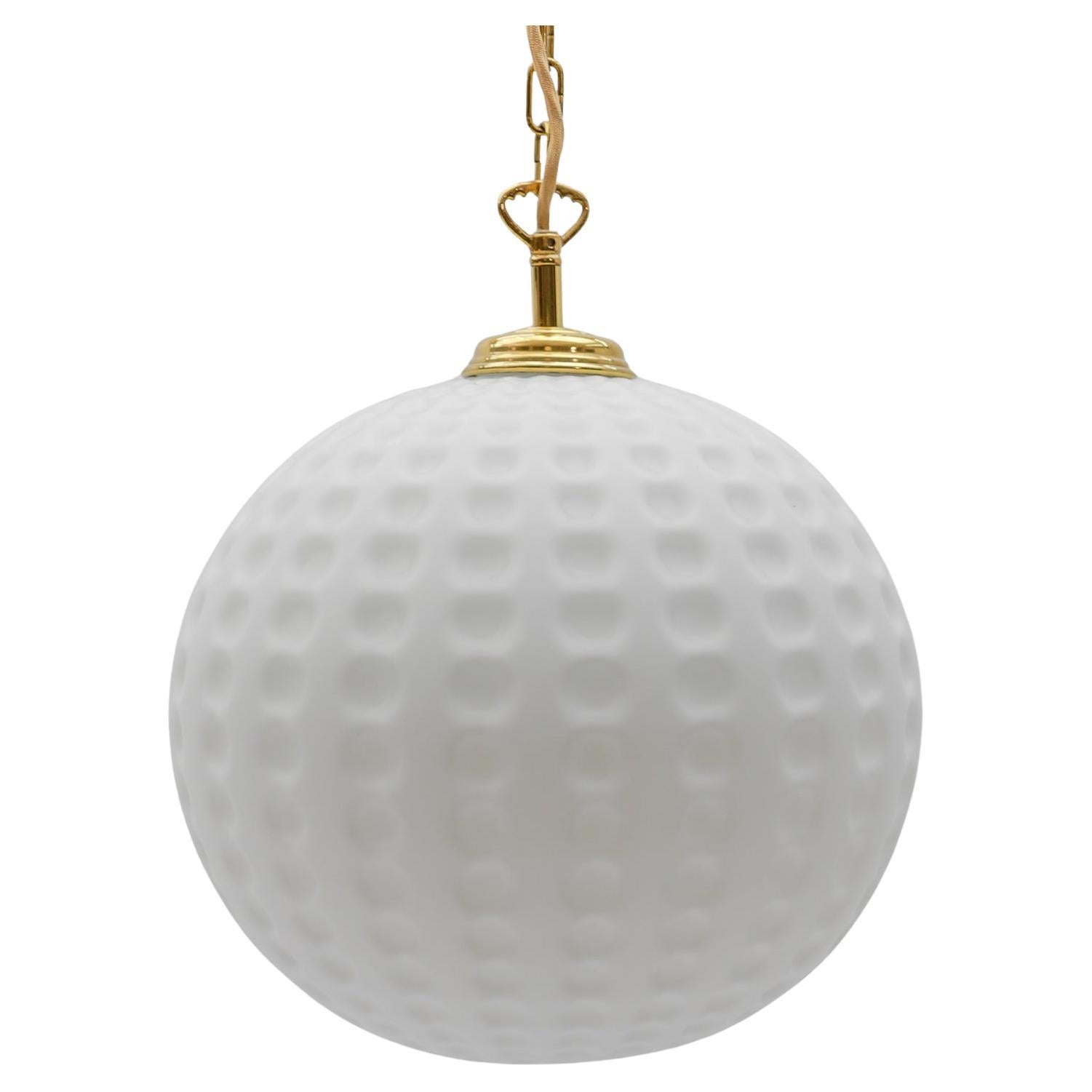 Lampada a sospensione a forma di palla da golf in vetro opalino bianco, Germania, anni 
60