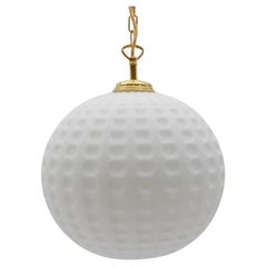 Lámpara de bola de golf colgante de cristal opalino blanco, Alemania Años 60