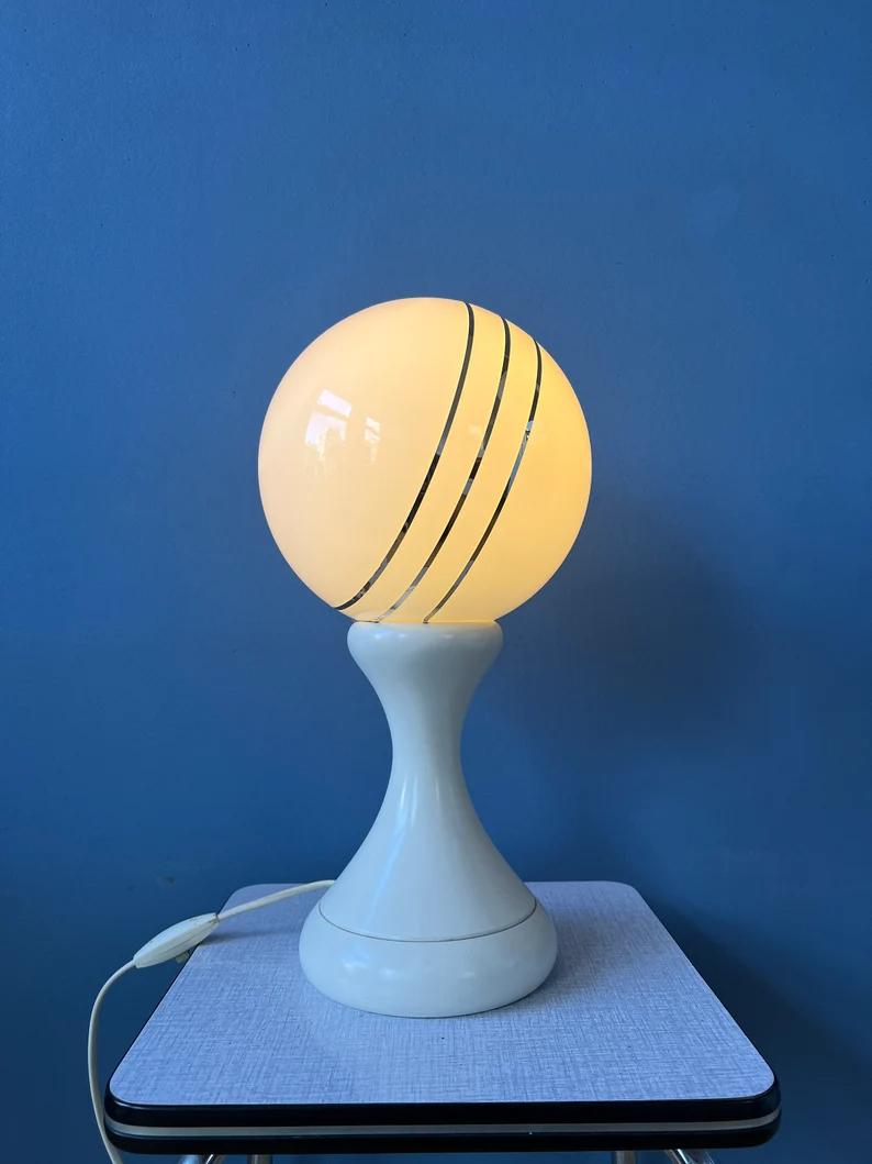 Tischlampe aus Opalglas Space Age mit Opalglasschirm. Das Stück besteht aus einem weiß lackierten Holzsockel und einem Opalglasschirm. Er benötigt eine E14-Glühbirne und hat derzeit einen EU-Stecker (funktioniert außerhalb der EU mit einem anderen