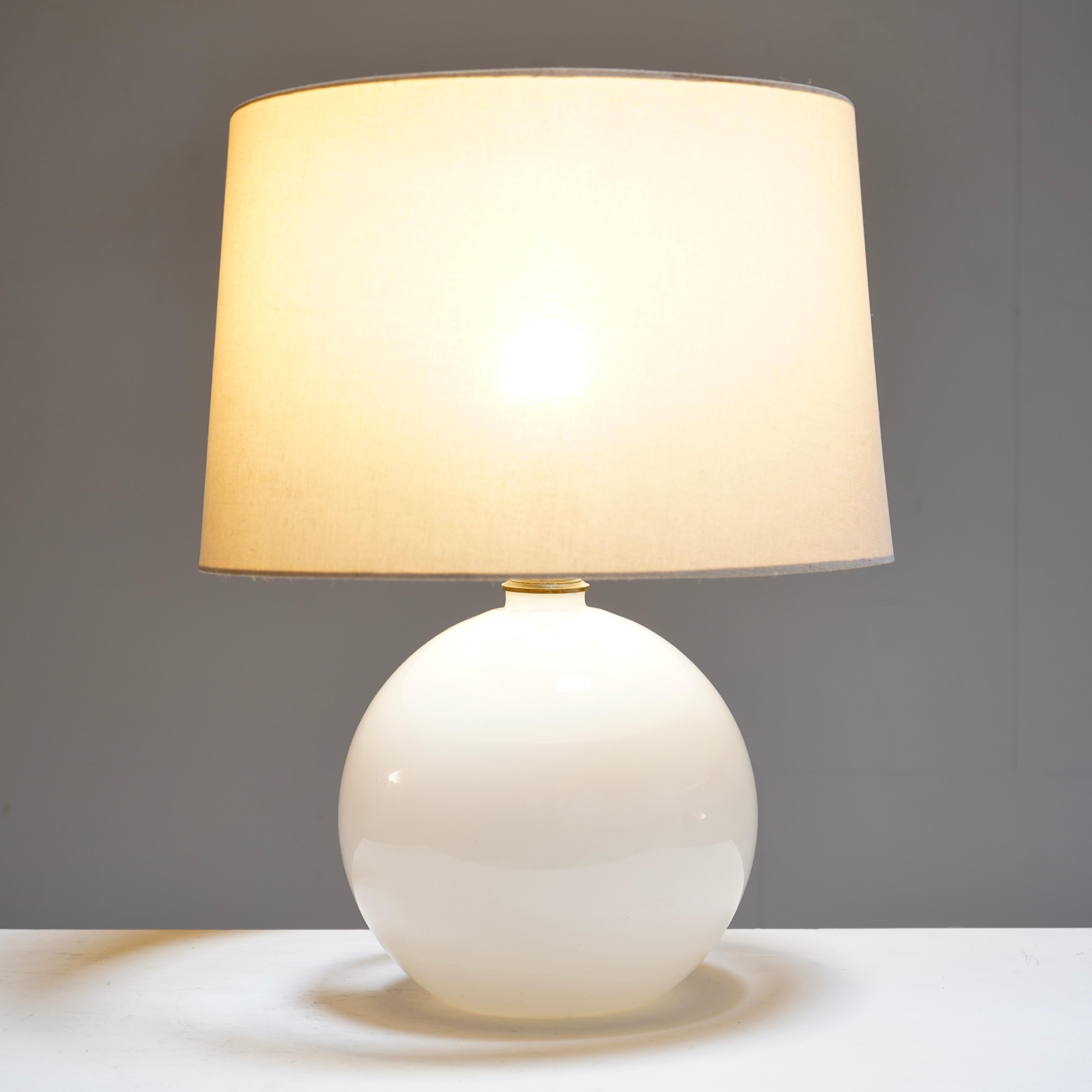 Lámpara de sobremesa esférica de cristal opalino blanco Moderno de mediados de siglo