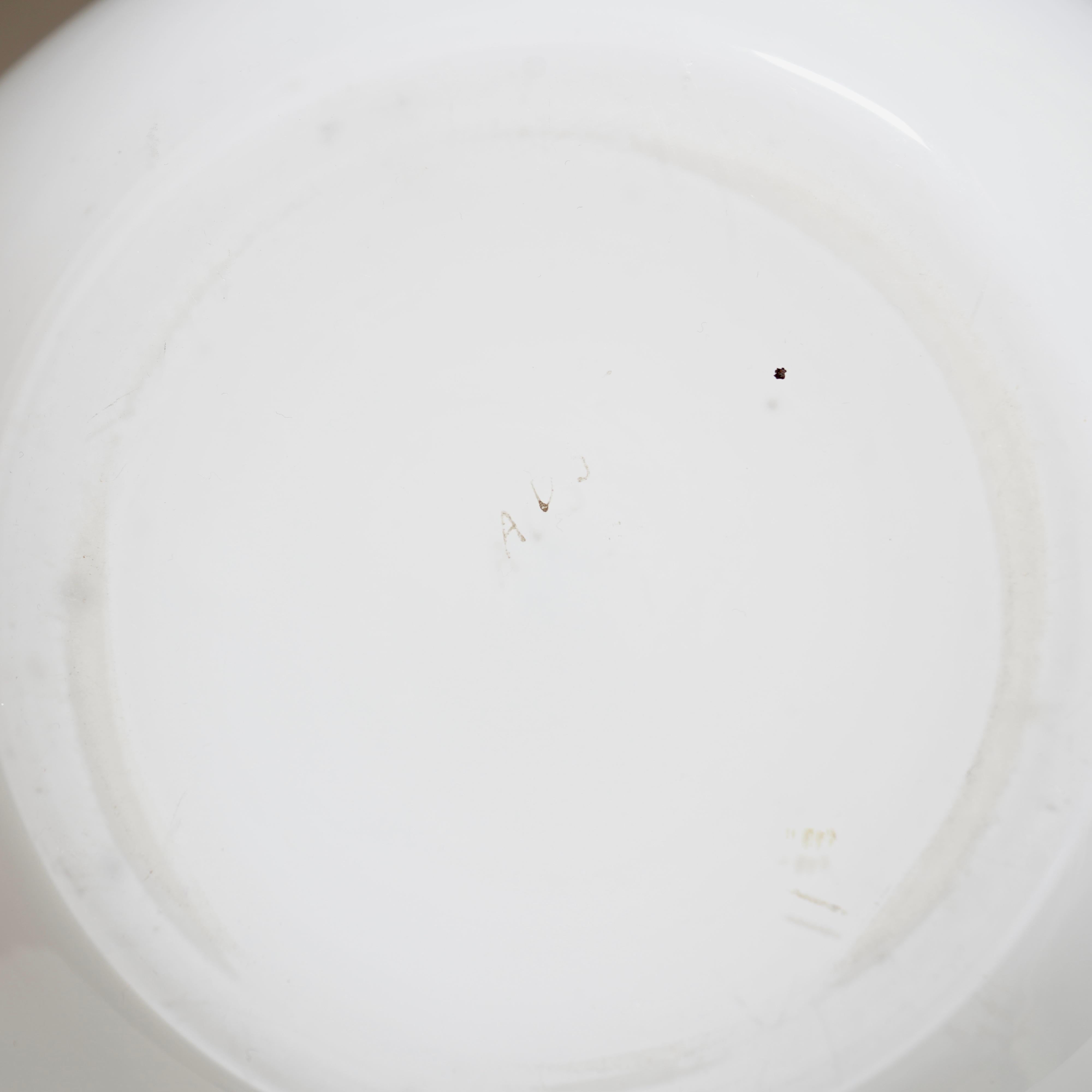 Lámpara de sobremesa esférica de cristal opalino blanco siglo XX