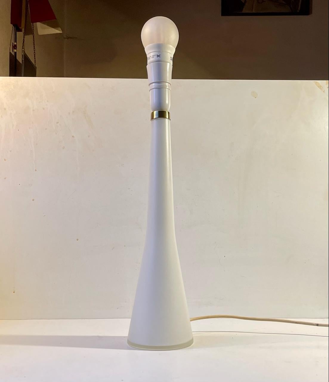 Mid-Century Modern Lampe de bureau en verre opalin blanc d'Ernest Voss pour Le Klint, années 1950 en vente