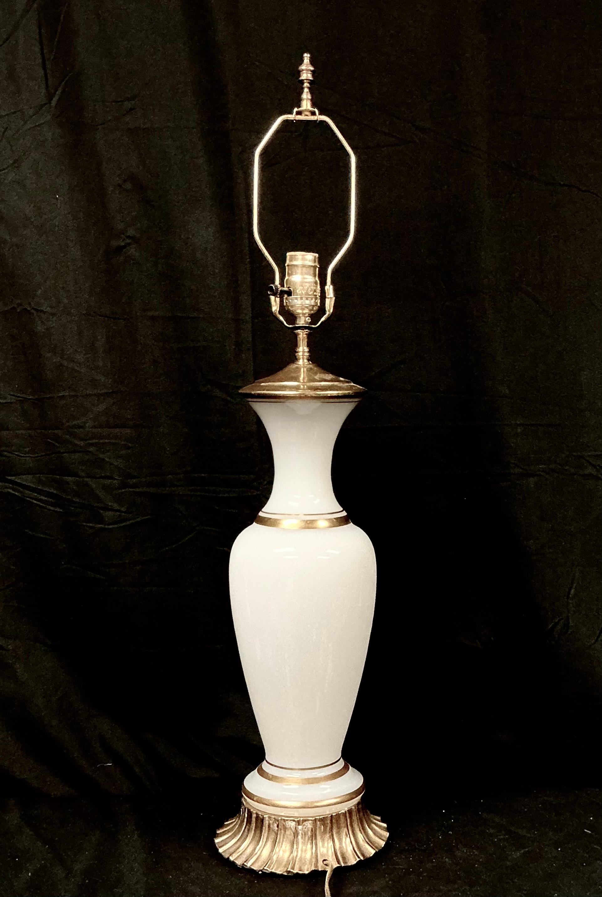 Lámpara de mesa de cristal opalino blanco Regencia de Hollywood en venta