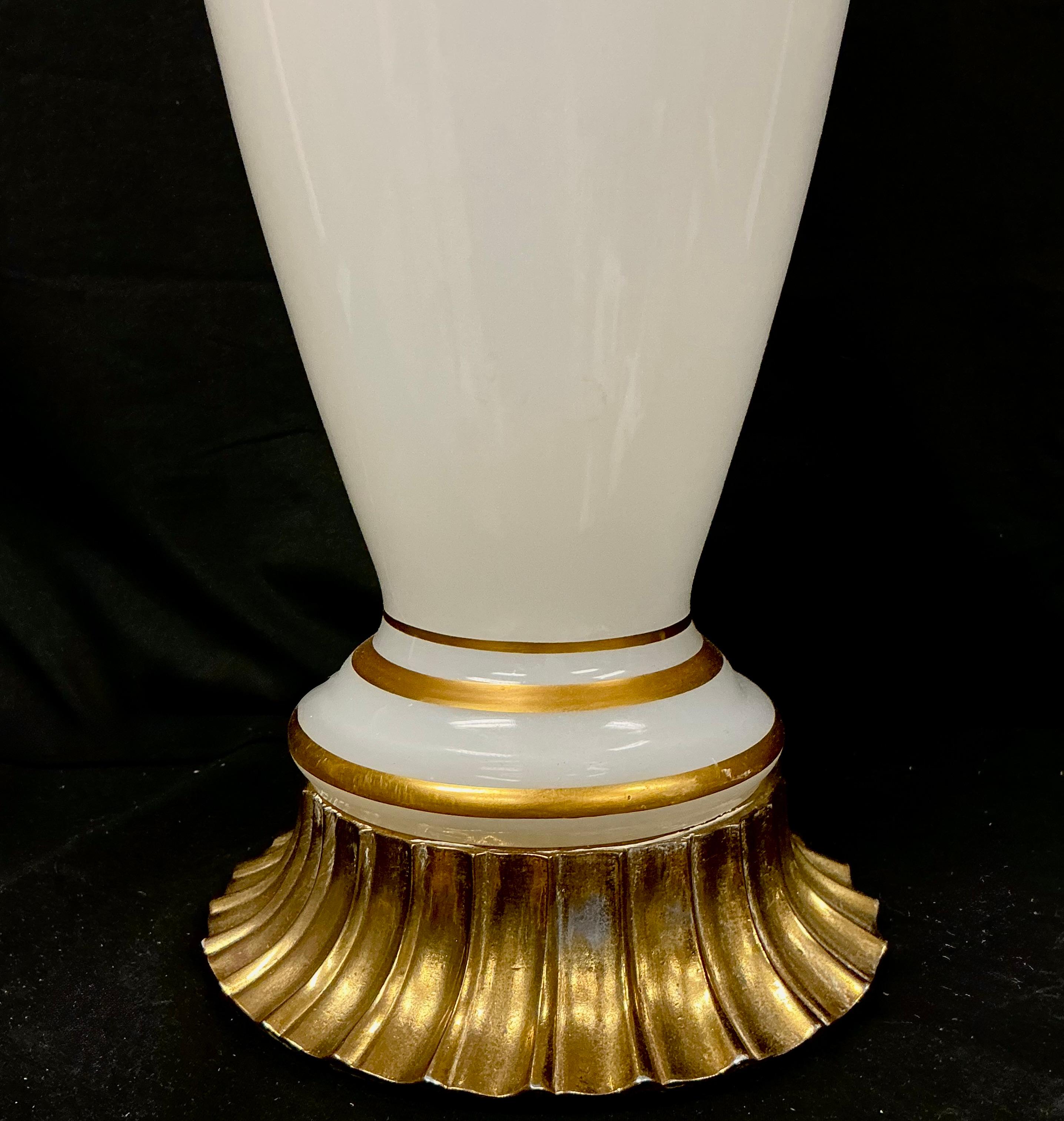 Lámpara de mesa de cristal opalino blanco mediados del siglo XX en venta