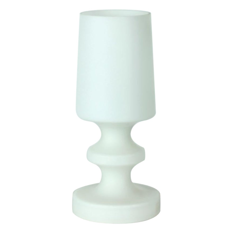Lampada da tavolo in vetro opalino bianco con design Chessman, Stefan Tabery, anni '60