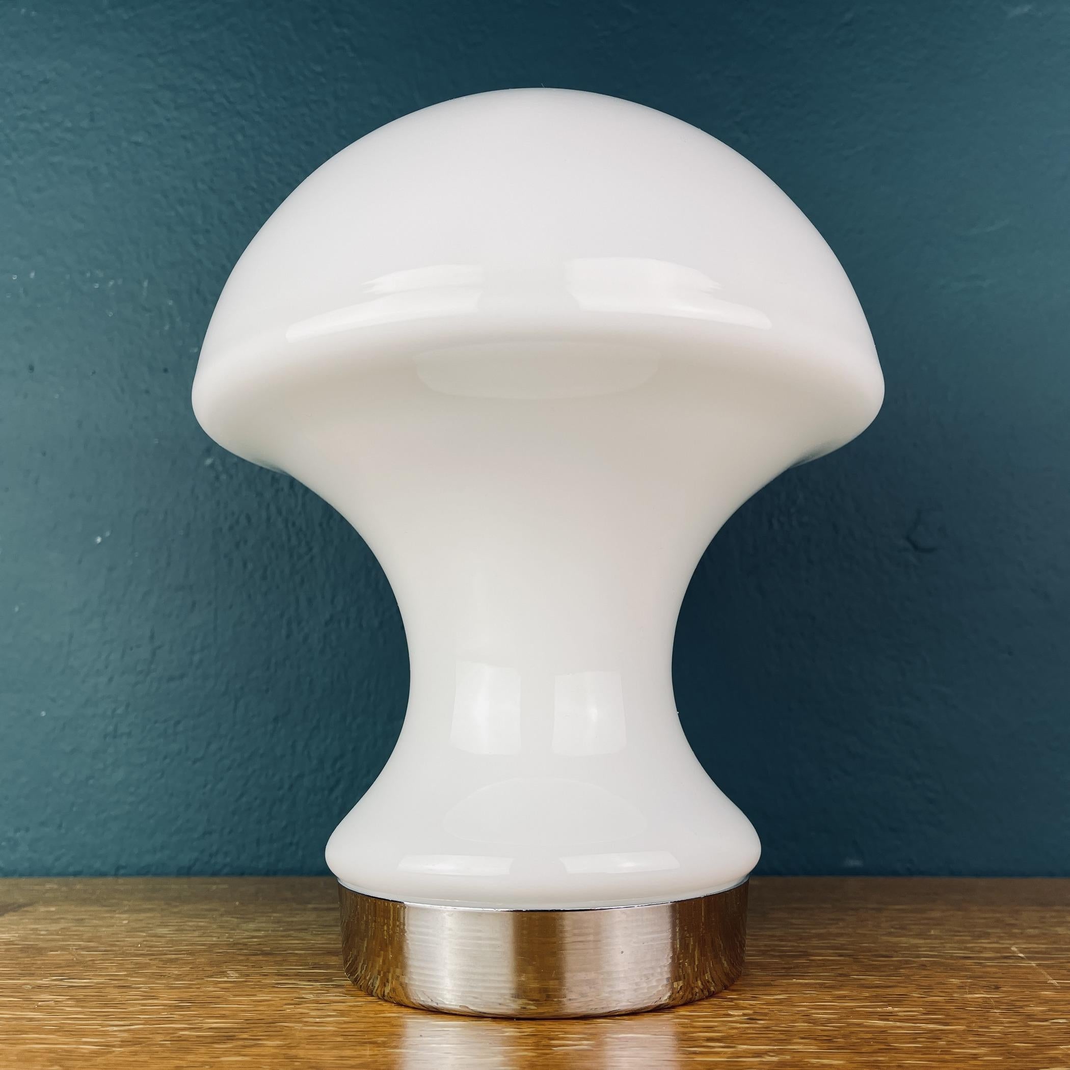 Mid-Century Modern Lampe de table champignon en verre opalin blanc, Italie, années 1980 en vente