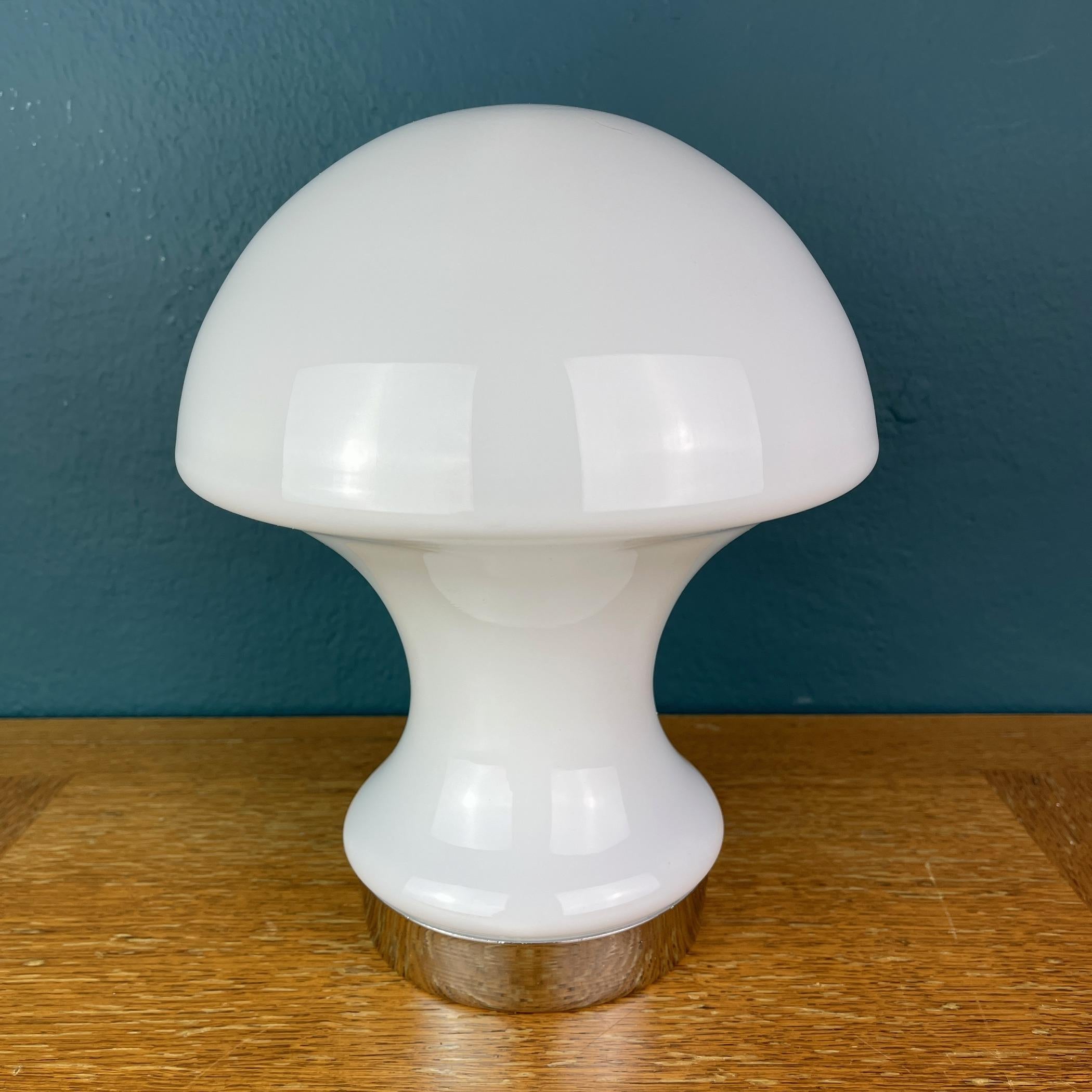 White opaline glass table lamp Mushroom Italy 1980s In Good Condition For Sale In Miklavž Pri Taboru, SI
