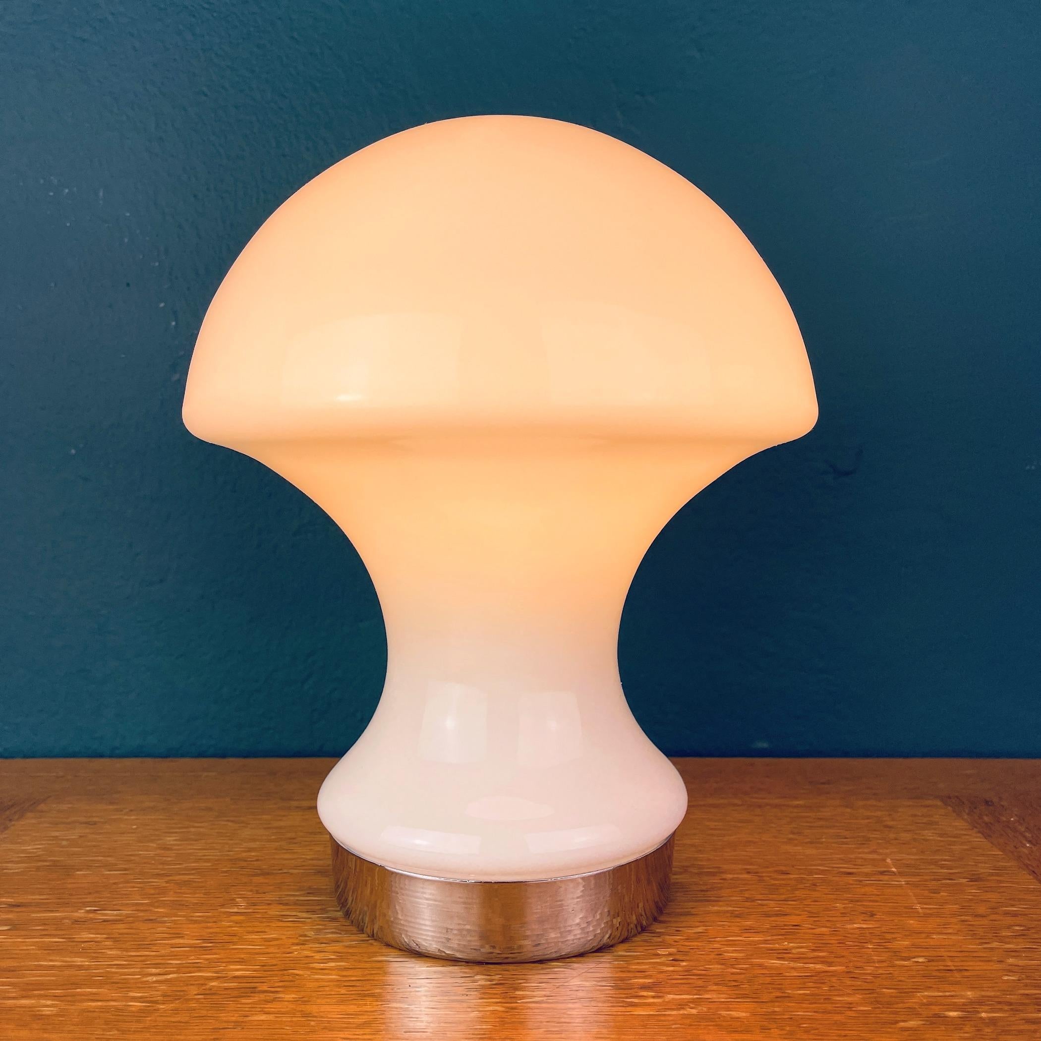 Lampe de table champignon en verre opalin blanc, Italie, années 1980 en vente 1