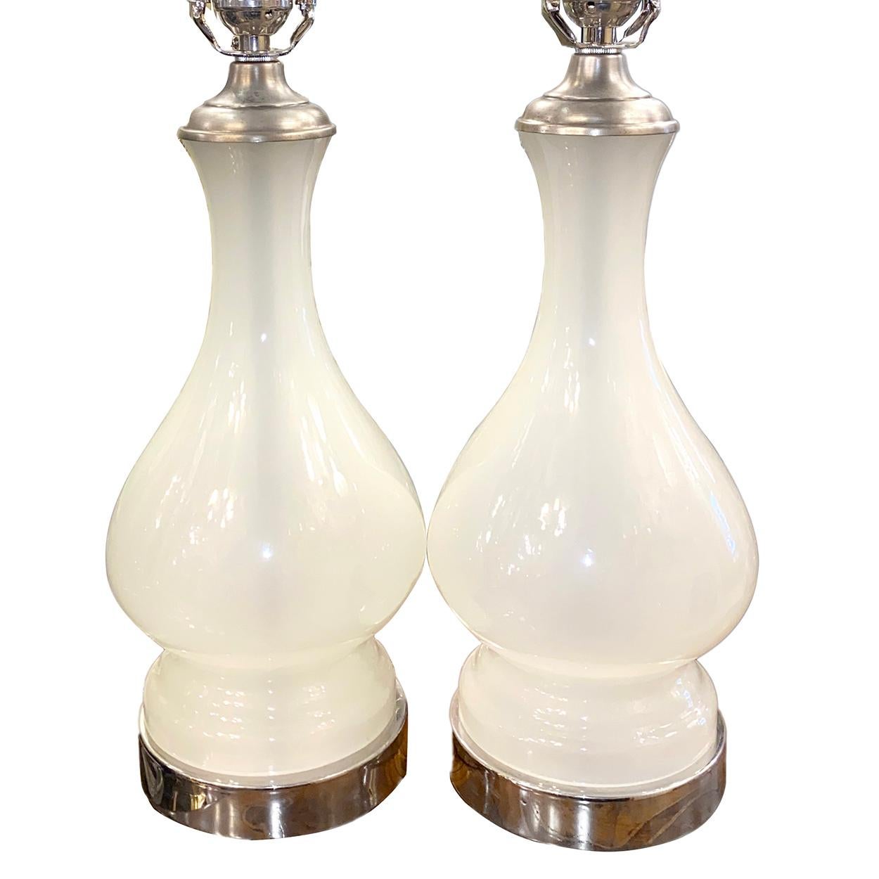 Pair of French 1930s white opaline table lamps with silver plated bases.

Measurements:
Height: 13.5