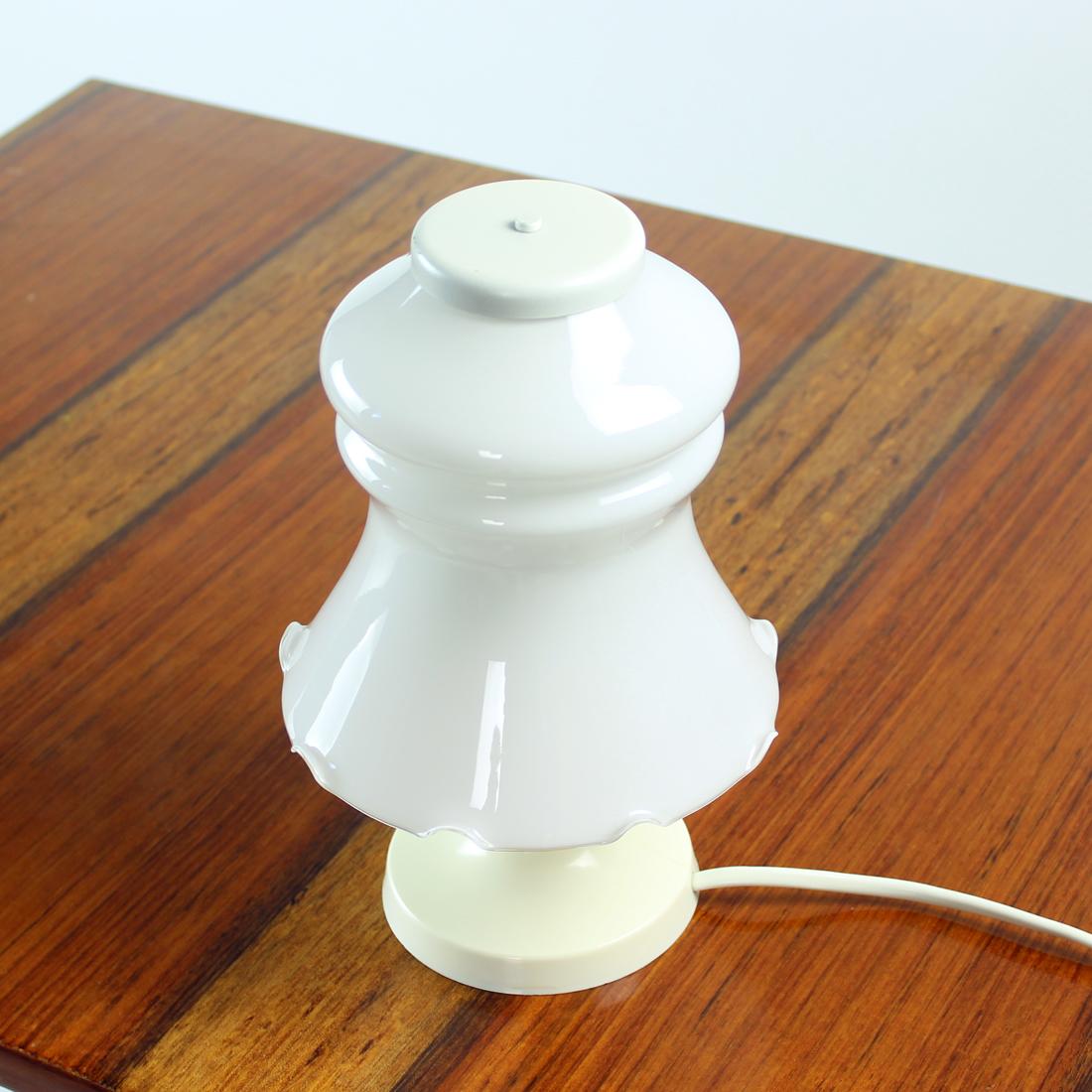 Schöne Tischlampe aus der Mitte des Jahrhunderts in elegantem Design. Produziert von OPP Jihalava in den 1960er Jahren. Die Leuchte besteht aus zwei Grundelementen: einem Sockel aus cremefarbenem Bakelit und einem Schirm aus weißem Opalglas. Der
