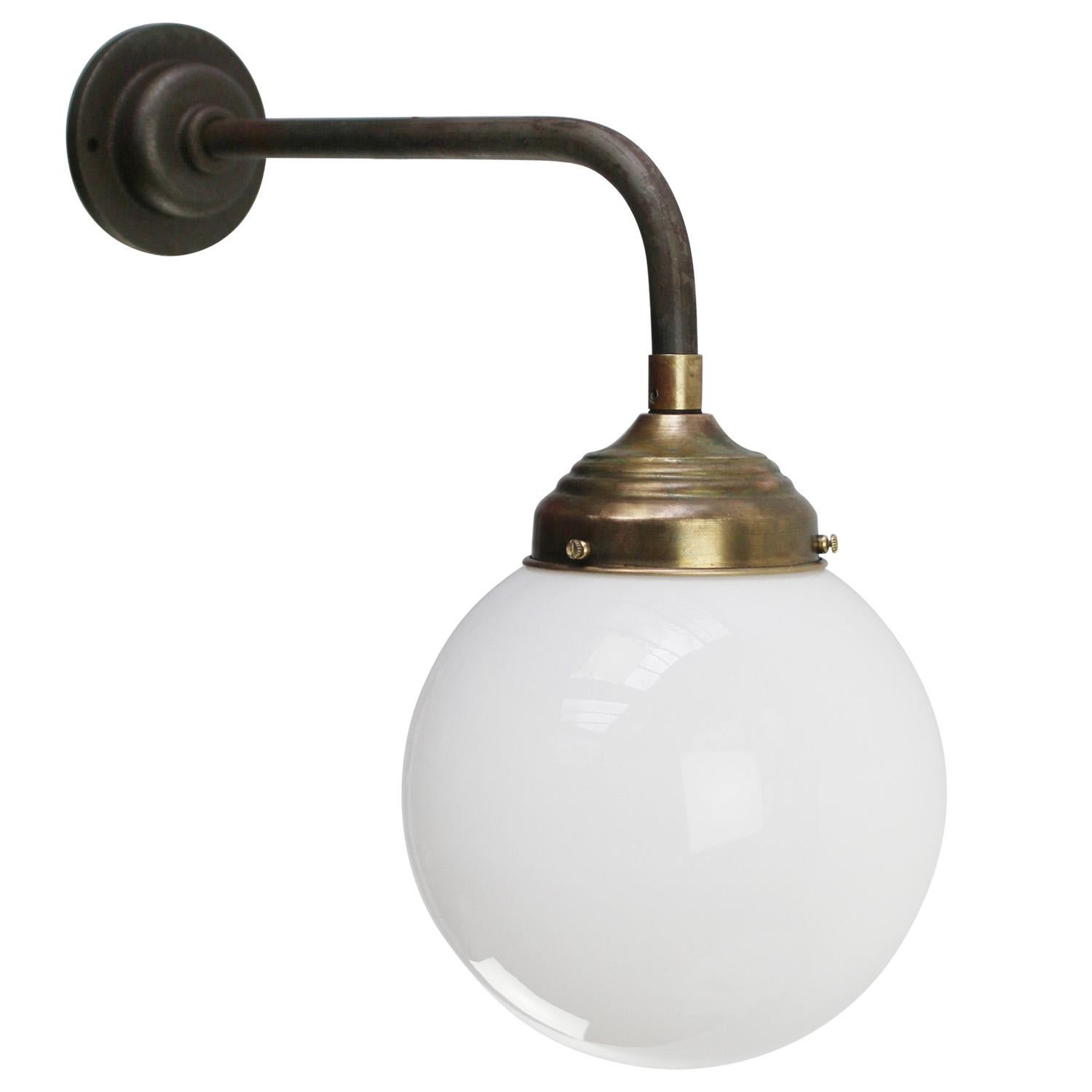 Aplique de hierro fundido y latón
Globo de cristal opalino blanco

Diámetro de la pieza de pared de hierro fundido 10,5 cm / 4