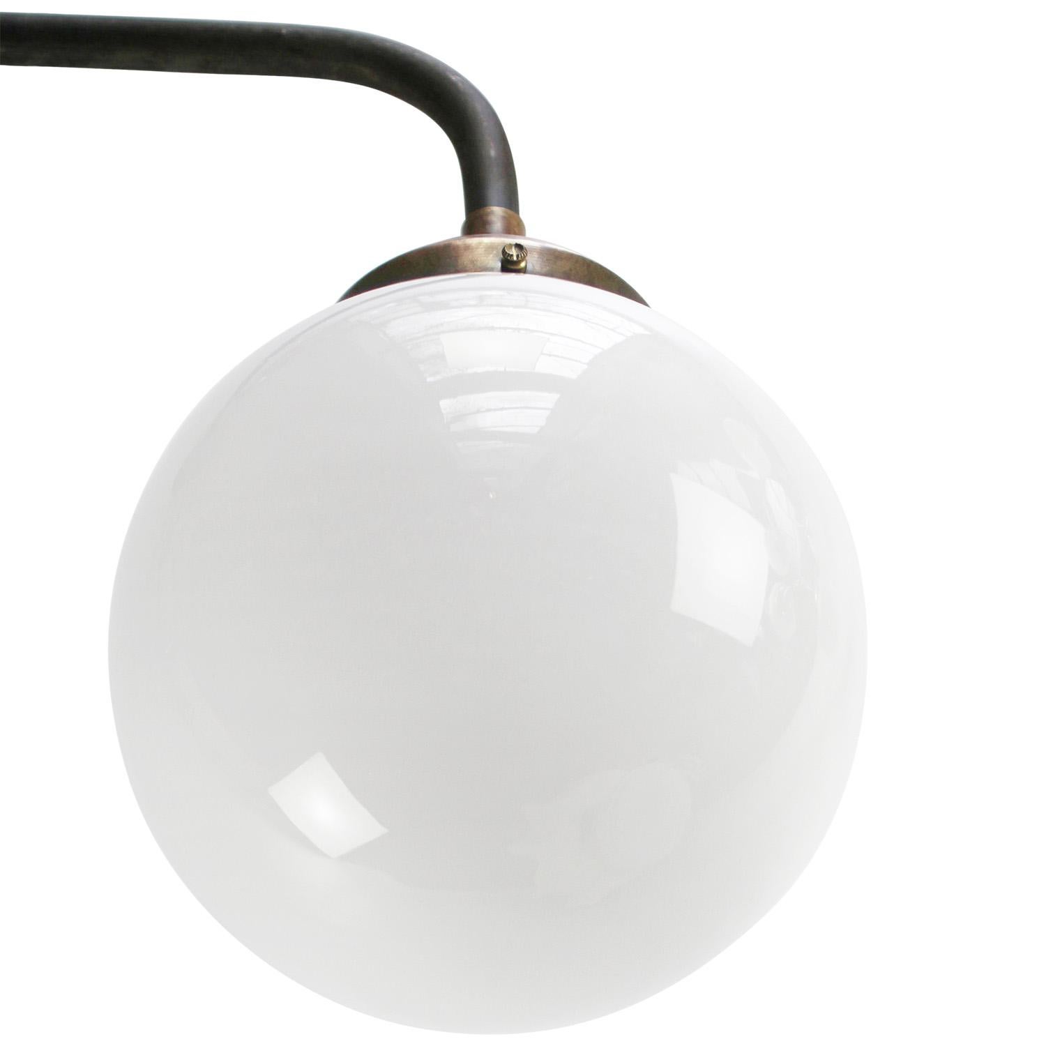 Apliques de pared de latón fundido vintage de cristal opalino blanco Holandés en venta