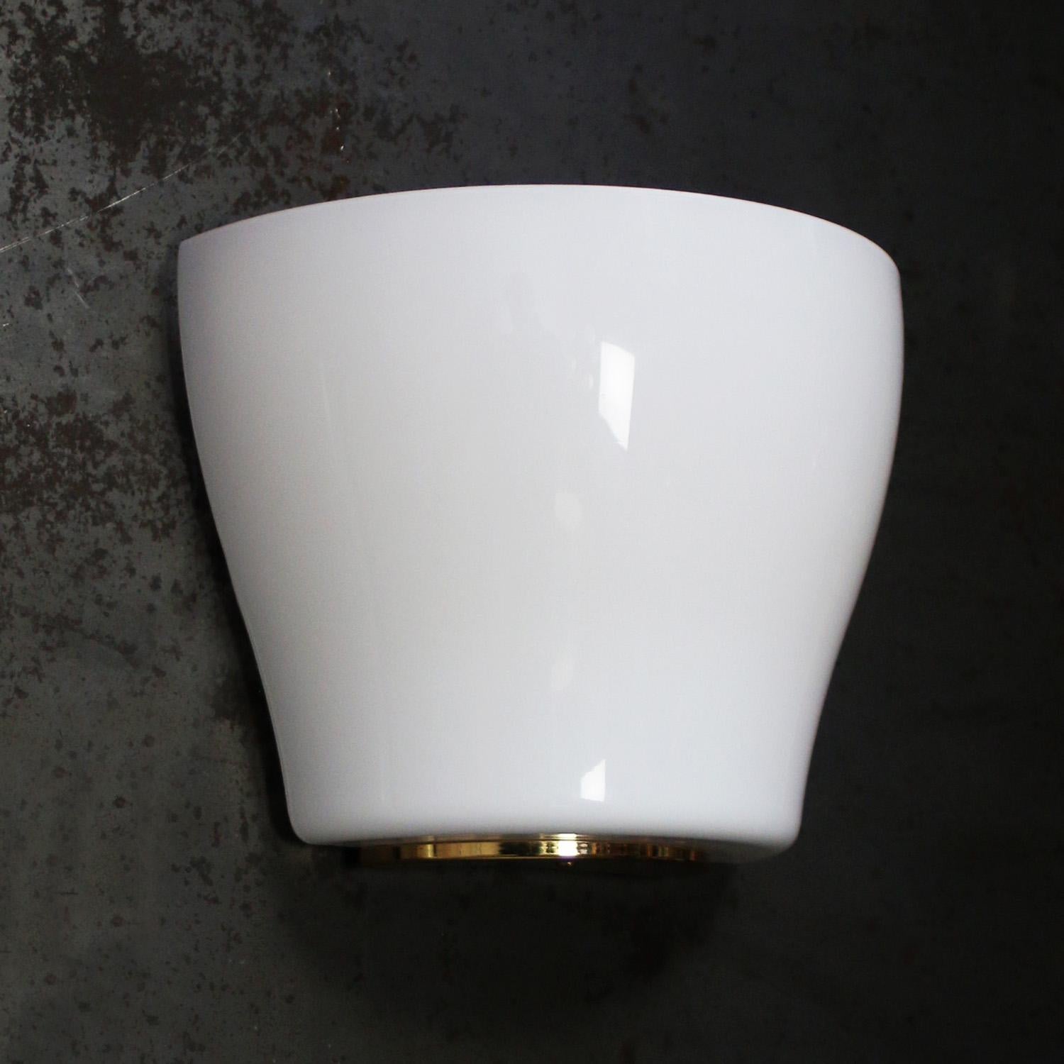 Lámpara de pared Opaline Sconce.
Latón con cristal opalino blanco.

Peso: 1,20 kg / 2,6 lb

Precio por unidad. Todas las lámparas se han adecuado a las normas internacionales para bombillas incandescentes, de bajo consumo y LED. El nuevo cableado