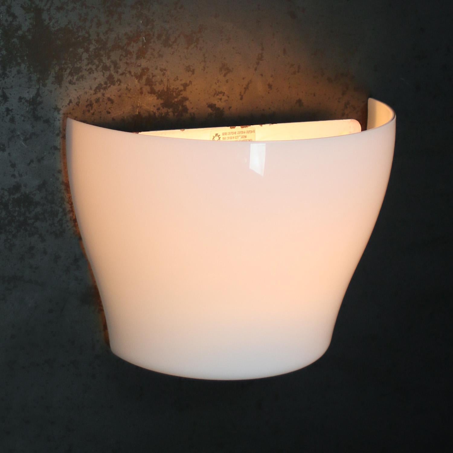 Apliques Latón Vintage Cristal Opalino Blanco Moderno de mediados de siglo en venta