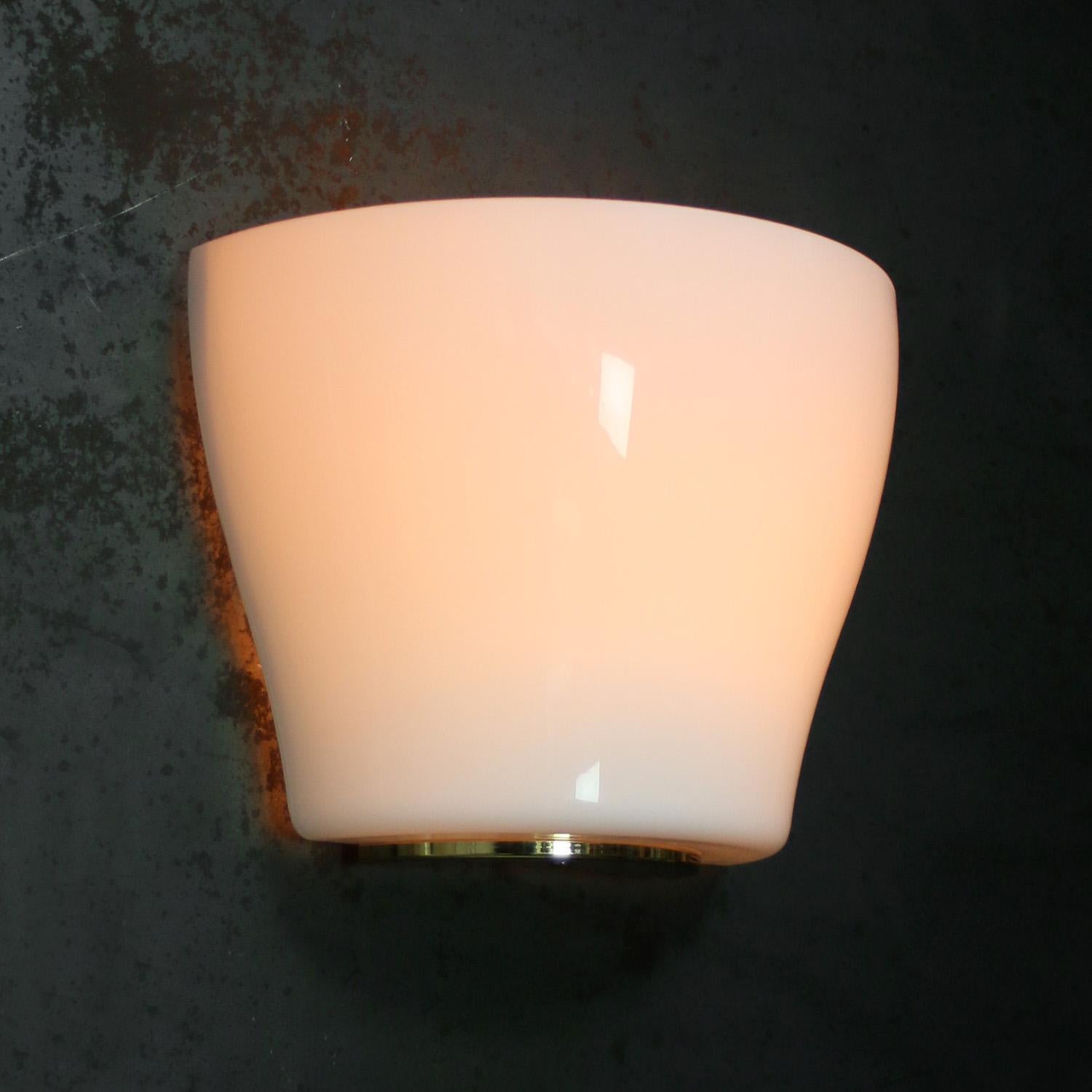 Apliques Latón Vintage Cristal Opalino Blanco en Bueno estado para la venta en Amsterdam, NL