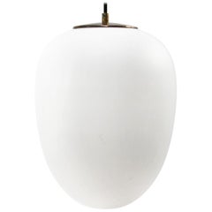 Lampe pendentif en verre opalin blanc:: laiton européen vintage:: à haut niveau d
éclairage