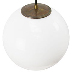 Vintage-Pendelleuchte aus weißem Opalglas mit europäischem Messingaufsatz