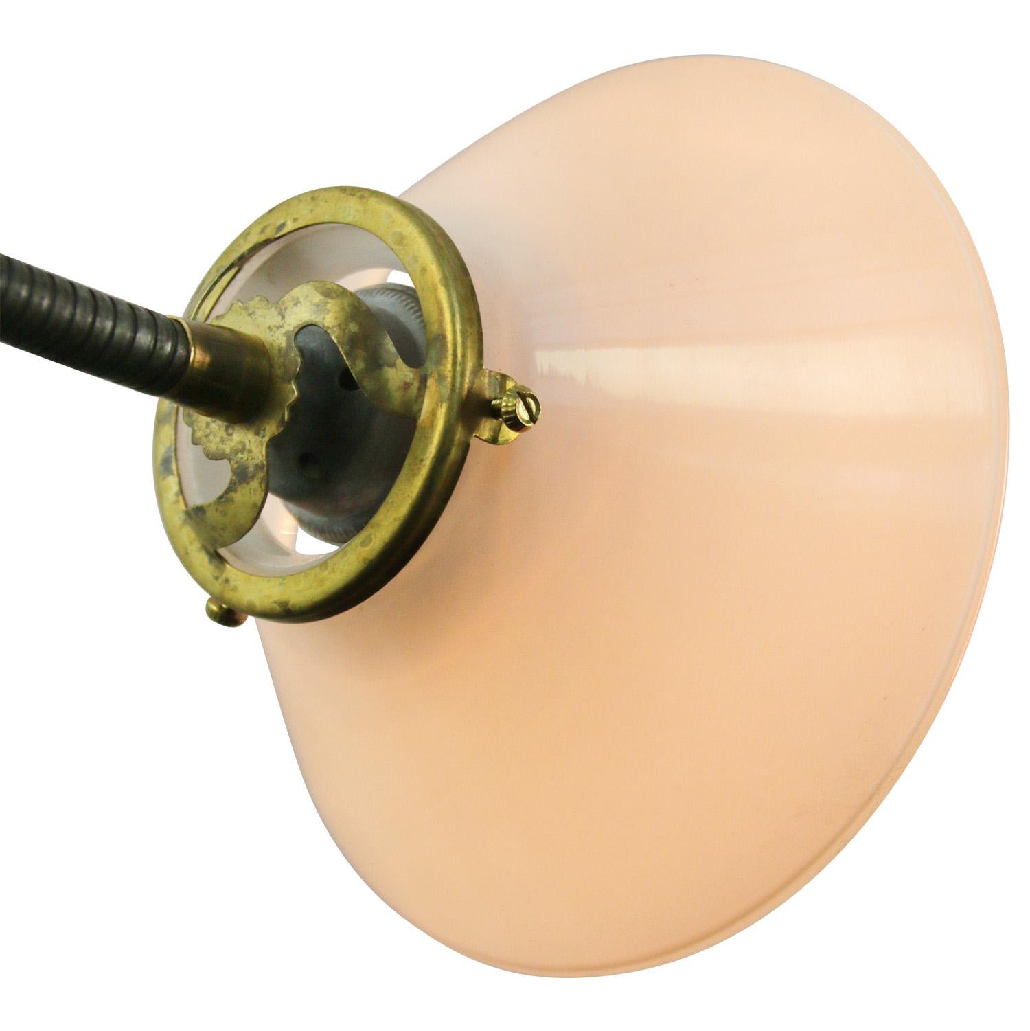 Industriel Lampe à incandescence blanche en verre opalin à bras flexible Vintage Scones en vente