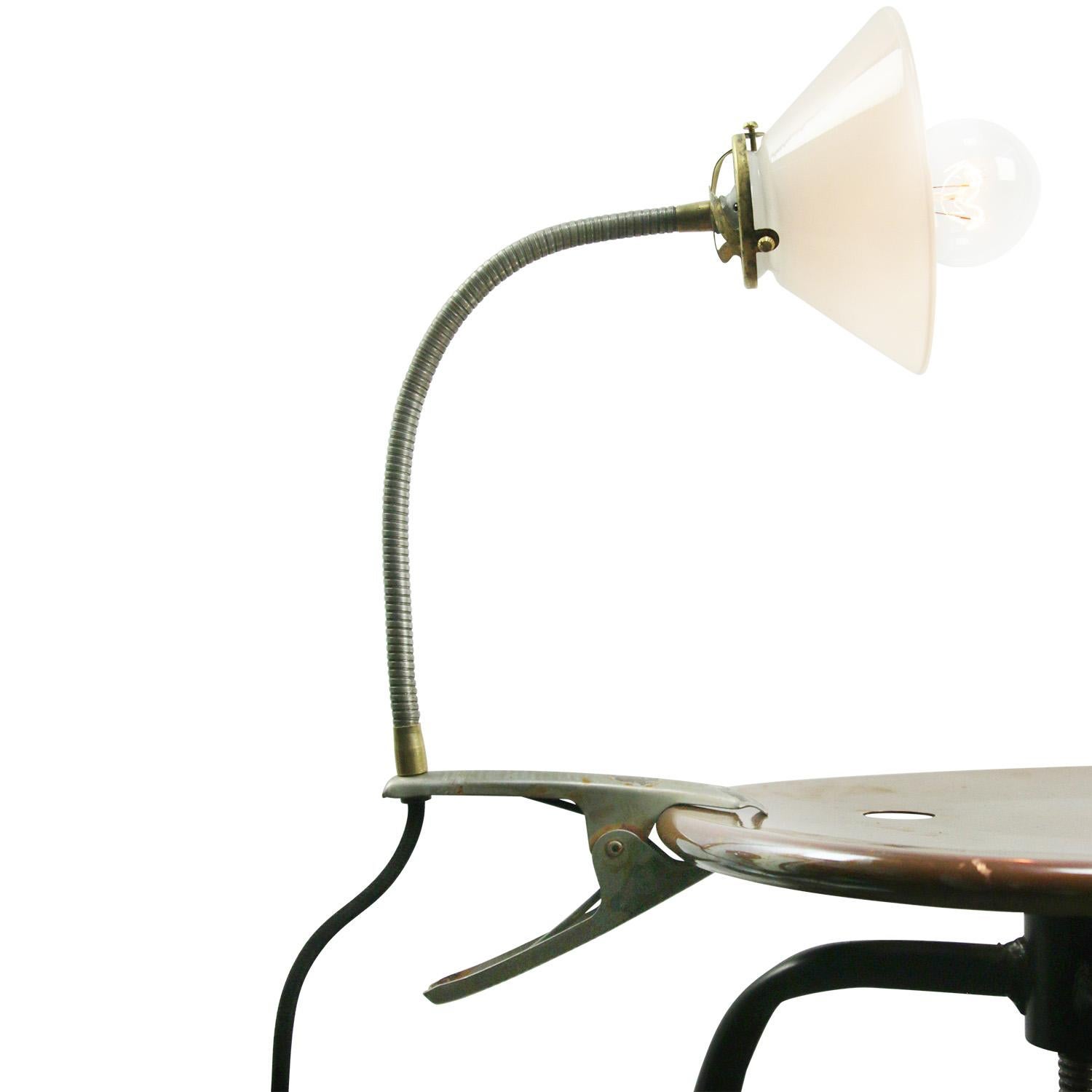 Weißes Opalglas Vintage Flexible Arm Clamb Spot Lights Scones (Französisch) im Angebot