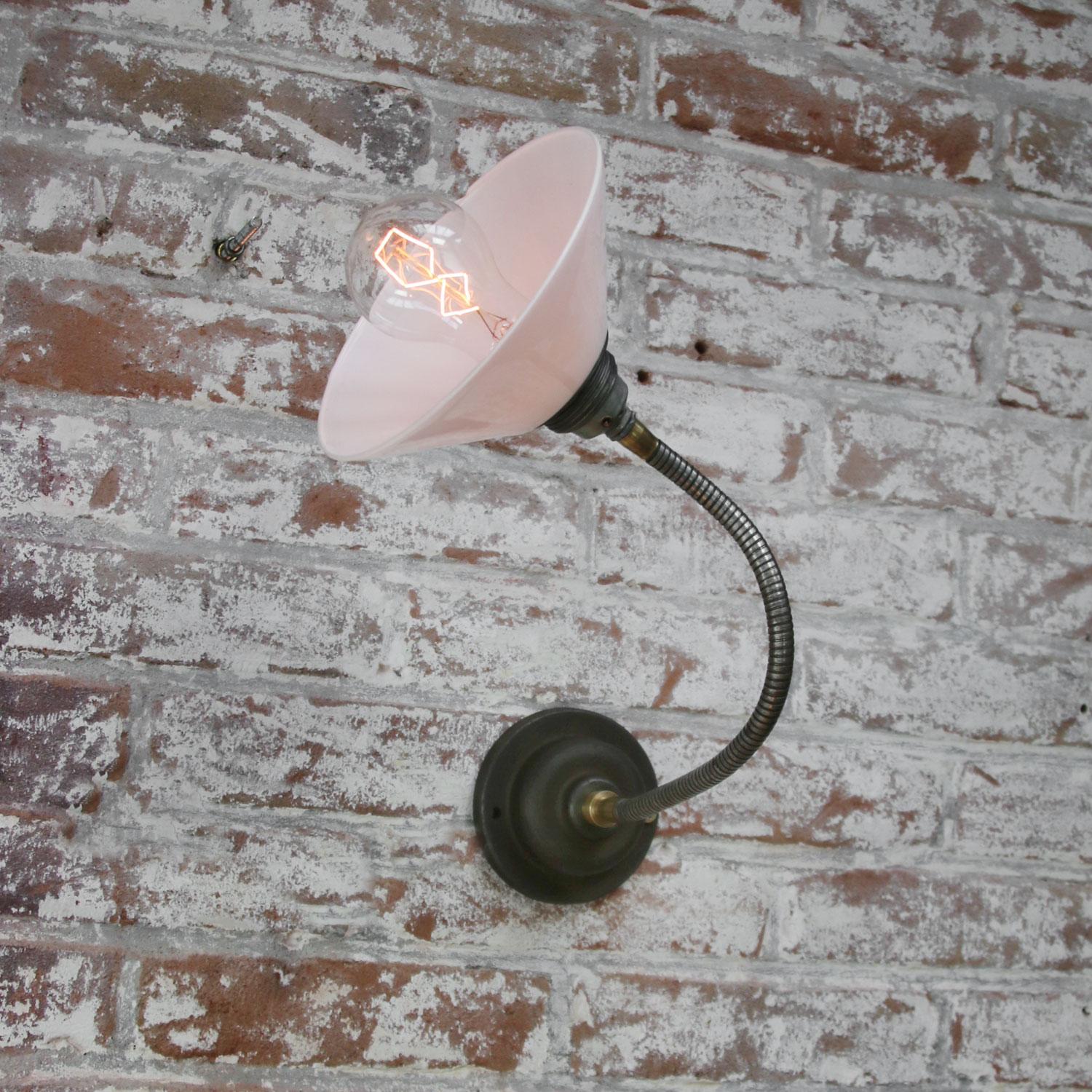 Weißes Opalglas Vintage Flexible Arm Wand Lights Sconces (Französisch) im Angebot