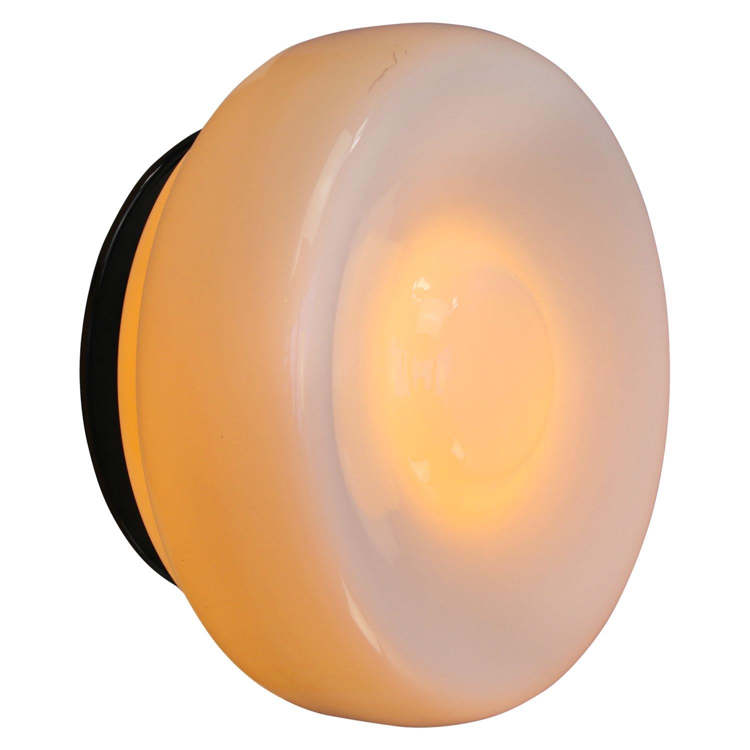 Industrial ceiling / wall lamp.
Aluminum base with white opaline glass.

Weight: 2.10 kg / 4.6 lb

Priced per individual item. All lamps have been made suitable by international standards for incandescent light bulbs, energy-efficient and LED
