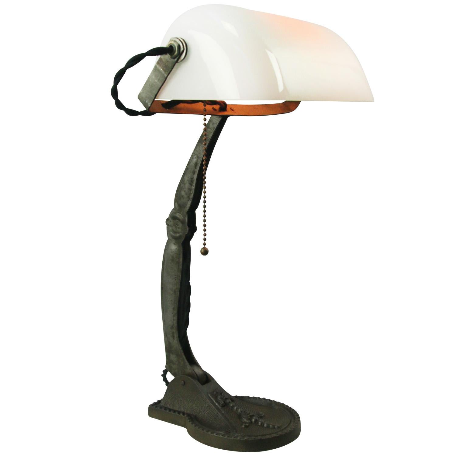 20ième siècle Lampe de bureau de style industriel vintage en verre opalin blanc en vente