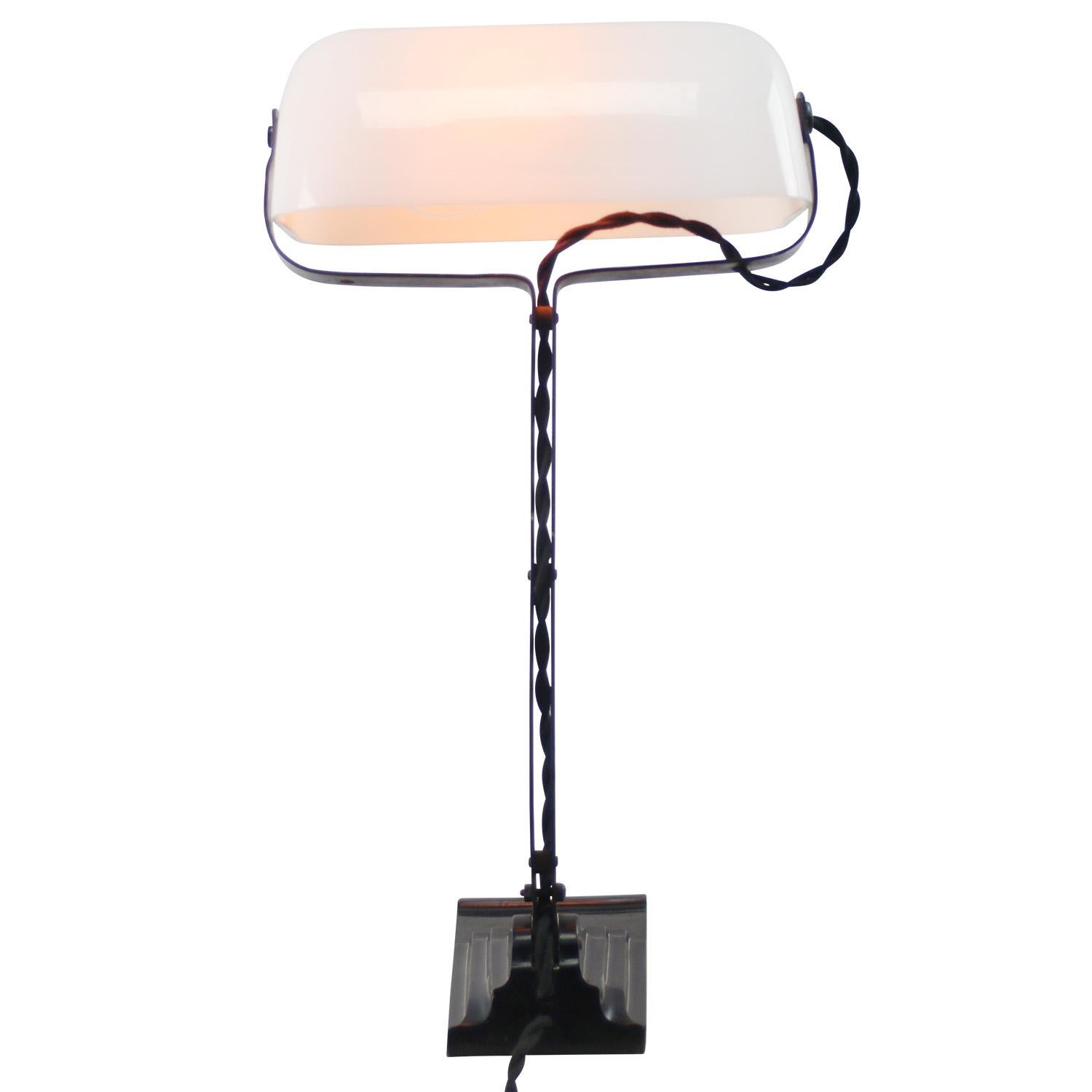 Moulage Lampe de bureau de banquier industriel vintage en verre opalin blanc en vente