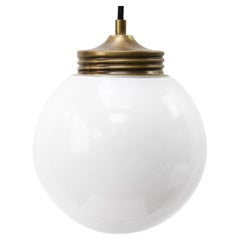 Lampes à suspension industrielles vintage en verre opalin blanc et laiton