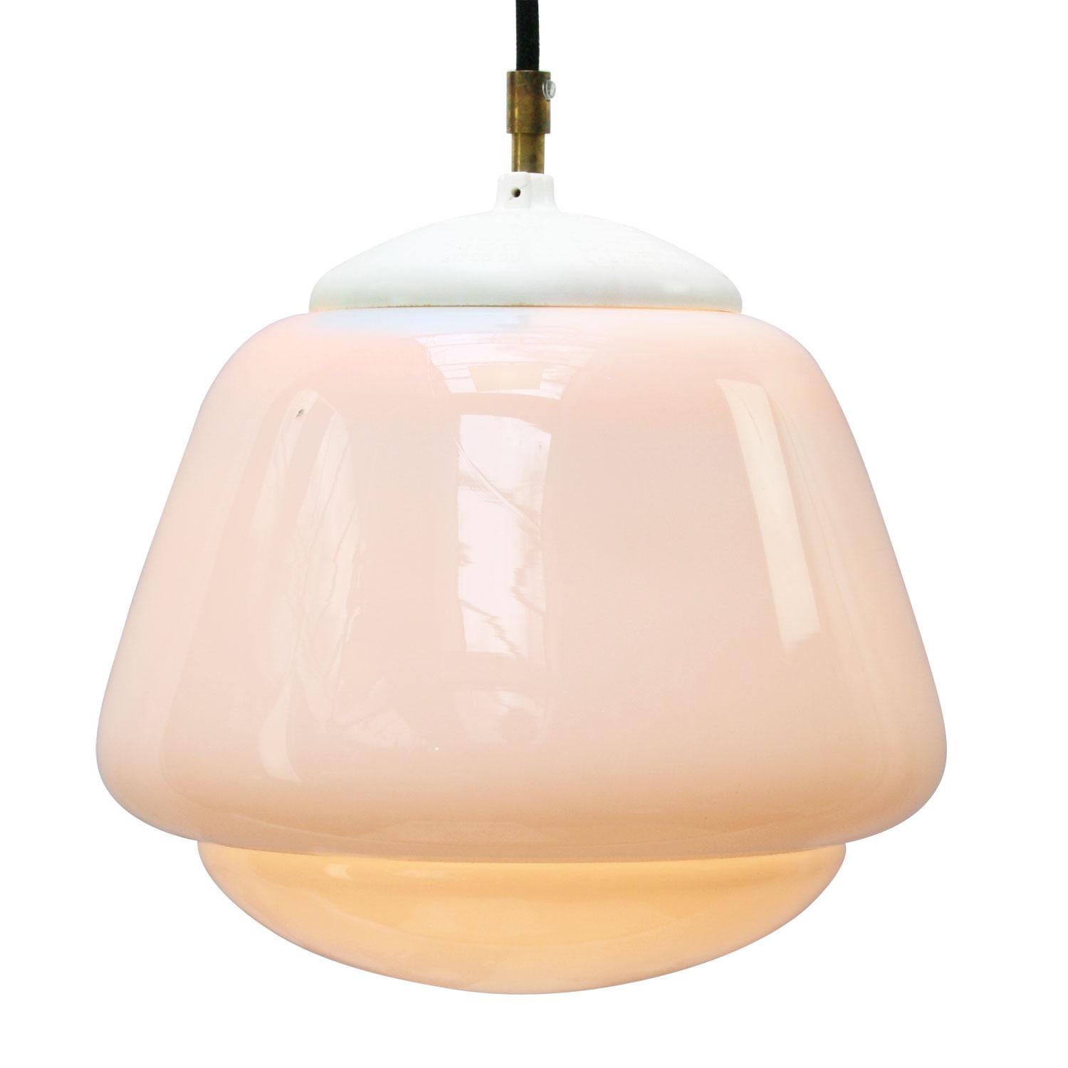 Opaline glass pendant.
2 meter / 80