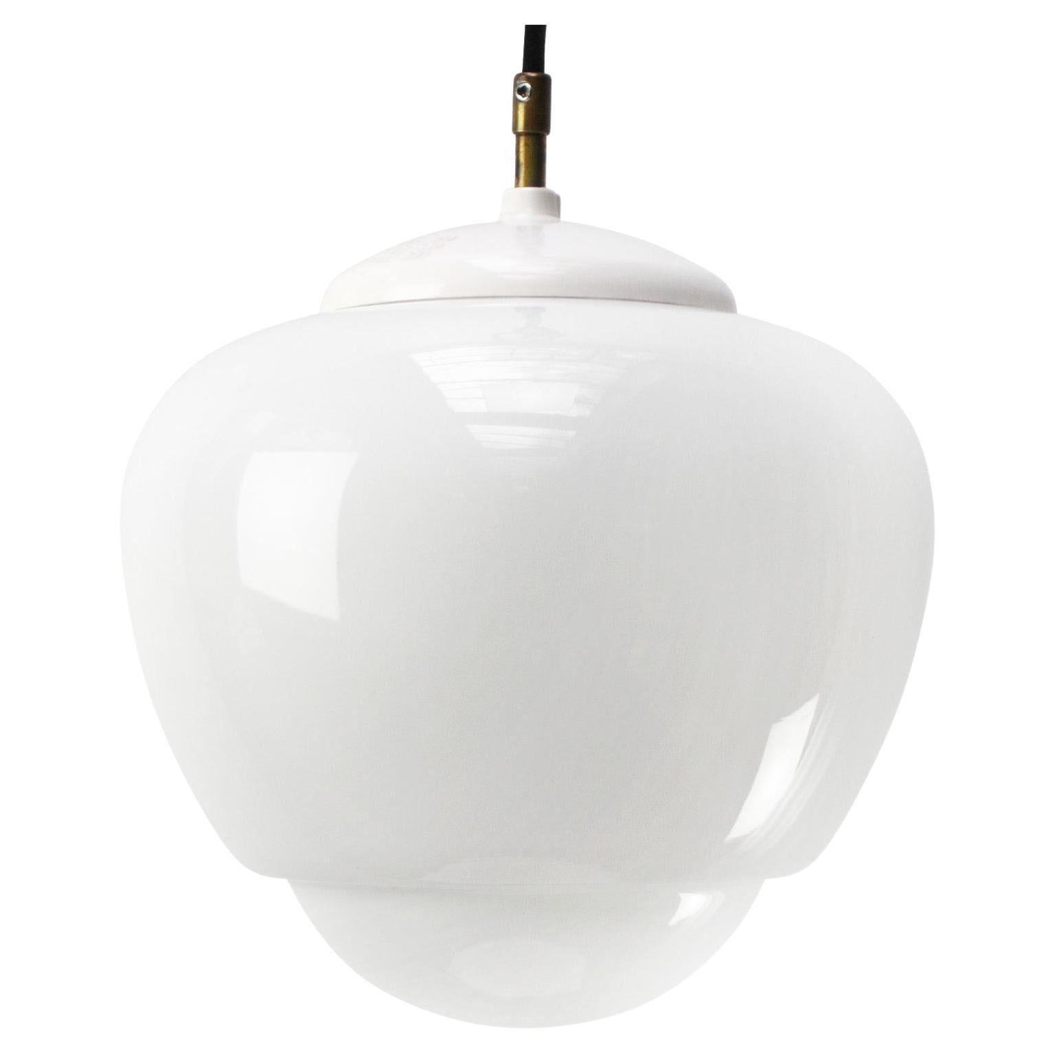 Lampe à suspension industrielle vintage en verre opalin blanc