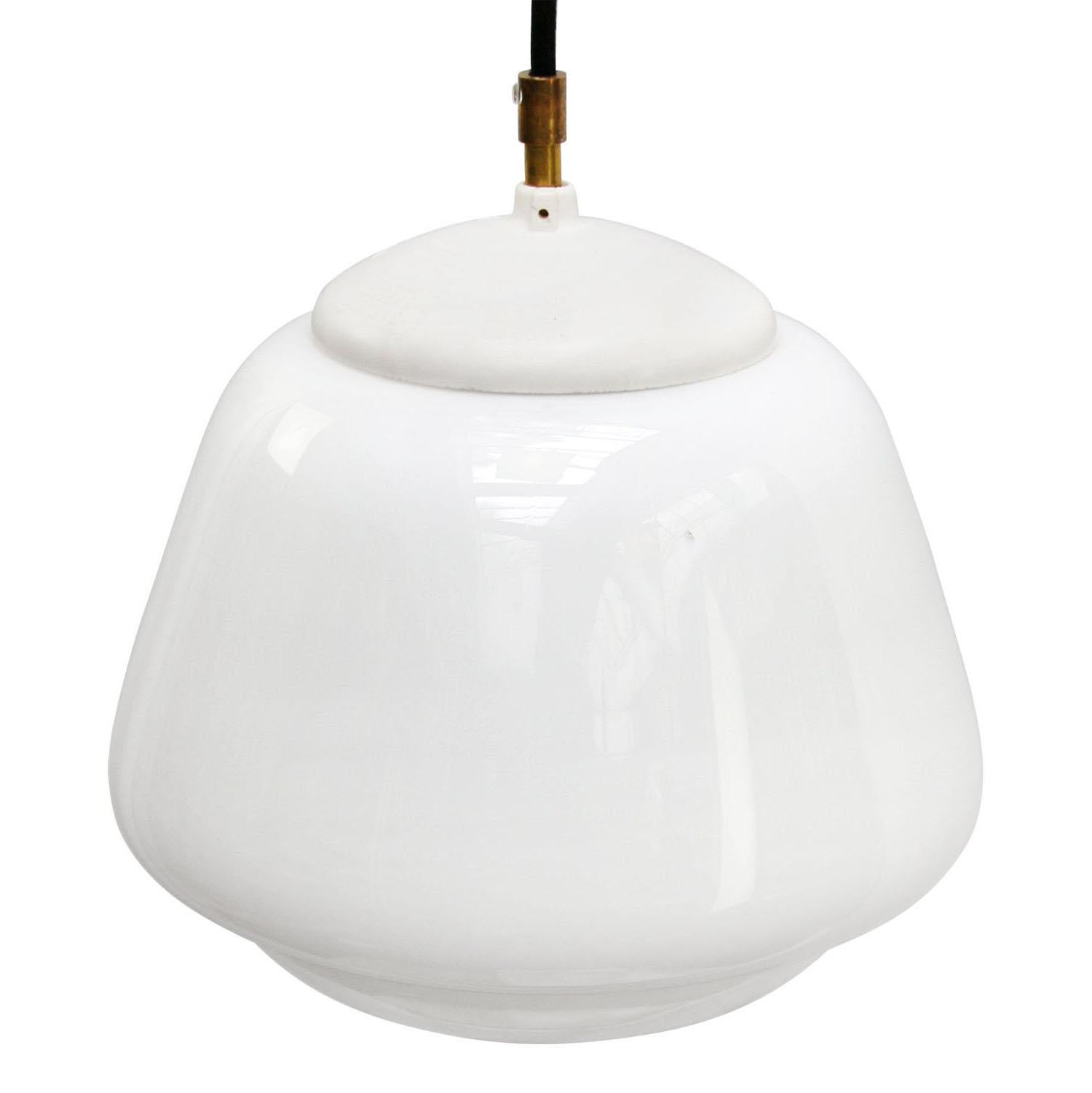 Bauhaus Lampes à suspension industrielles vintage en verre opalin blanc en vente