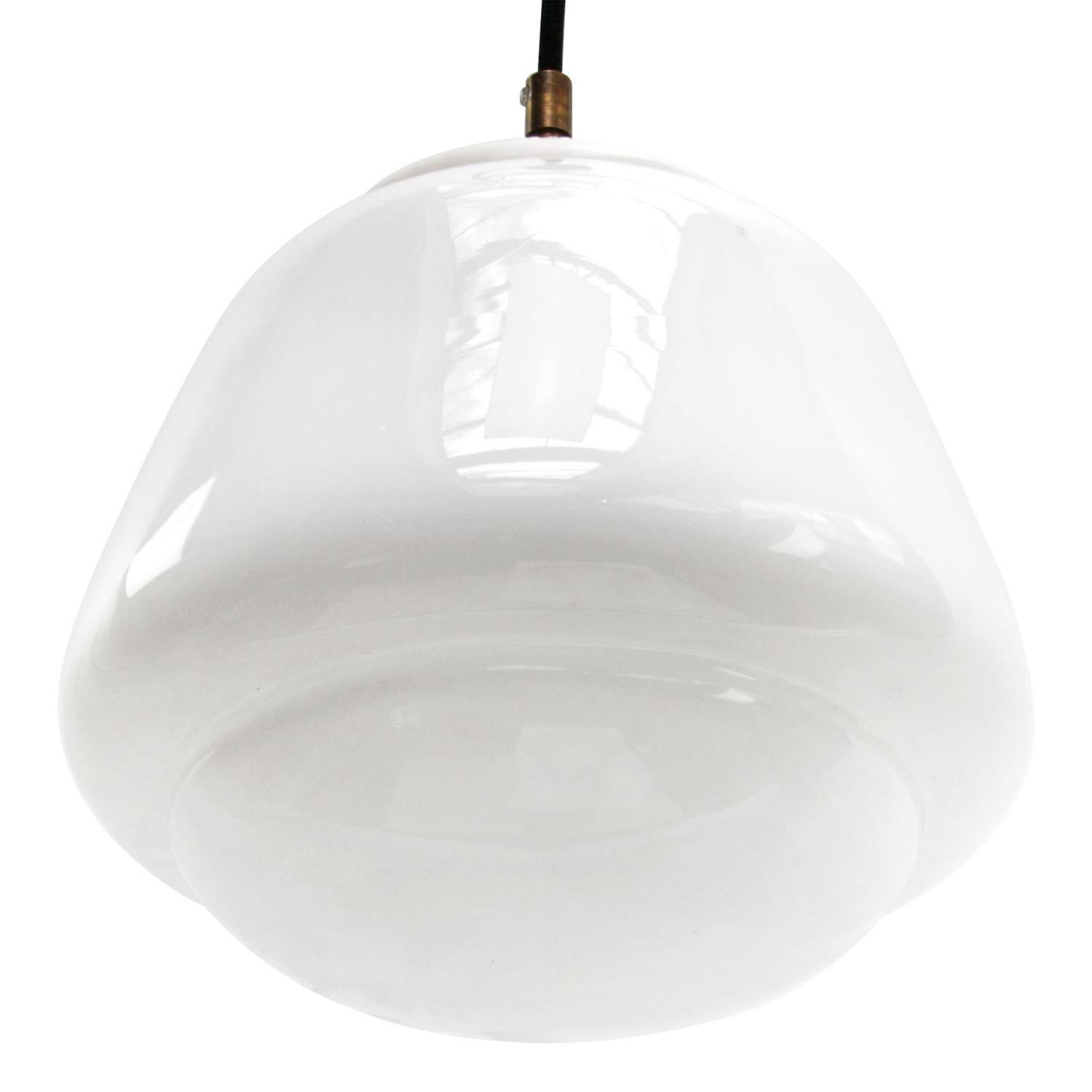 Allemand Lampes à suspension industrielles vintage en verre opalin blanc en vente