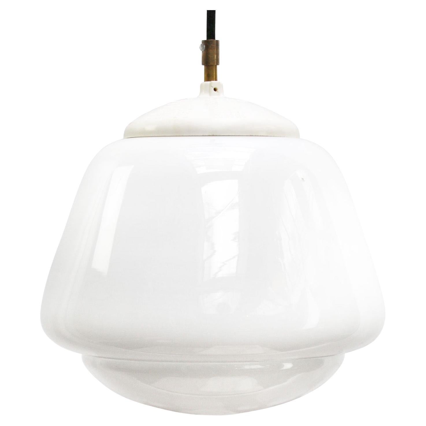 Lampes à suspension industrielles vintage en verre opalin blanc
