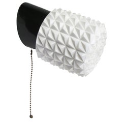 Applique en bakélite vintage du milieu du siècle en verre opalin blanc