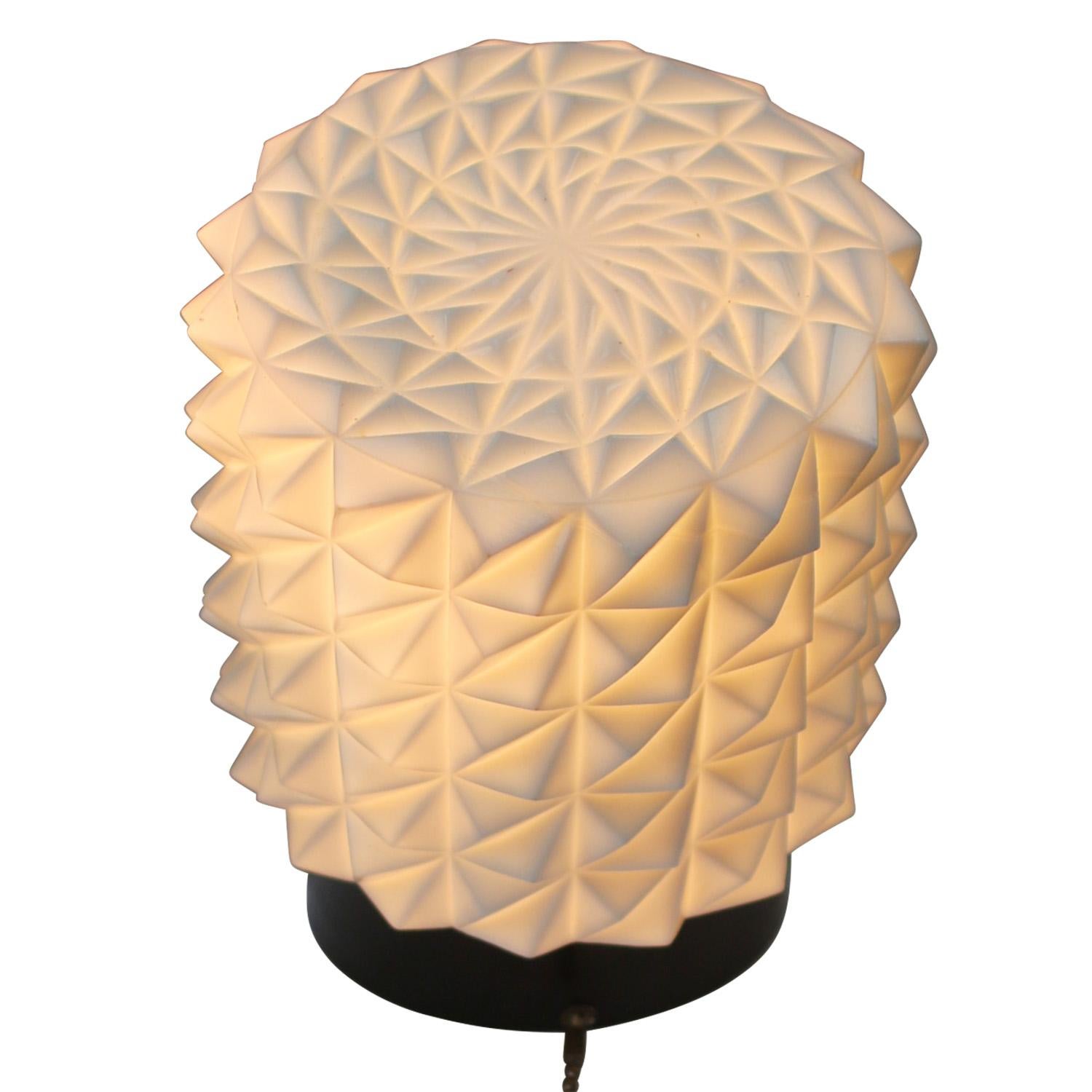 White Opaline Glass Vintage Mid-Century Bakelite Scone Wall Lamp In Good Condition For Sale In Amsterdam, NL