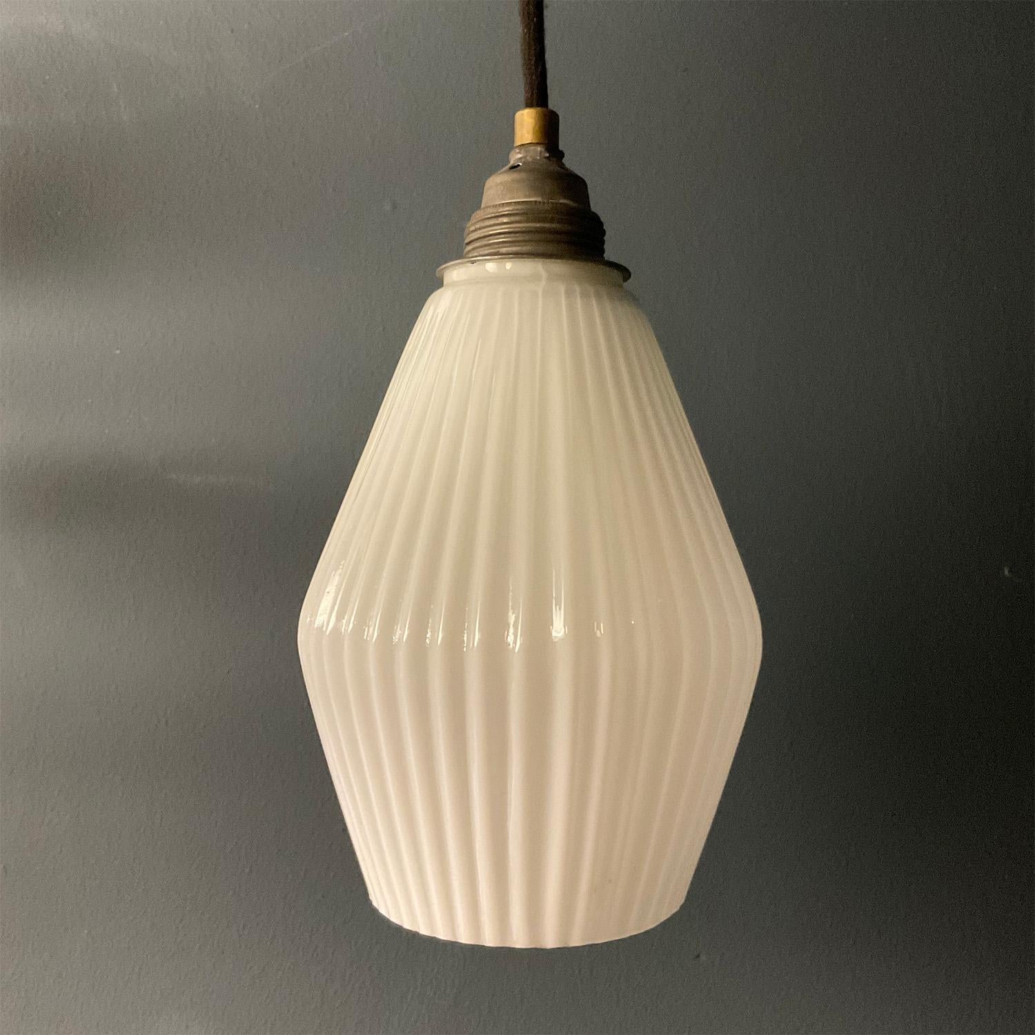 Mid-Century Modern Lampe à suspension vintage en verre opalin blanc du milieu du siècle dernier en vente