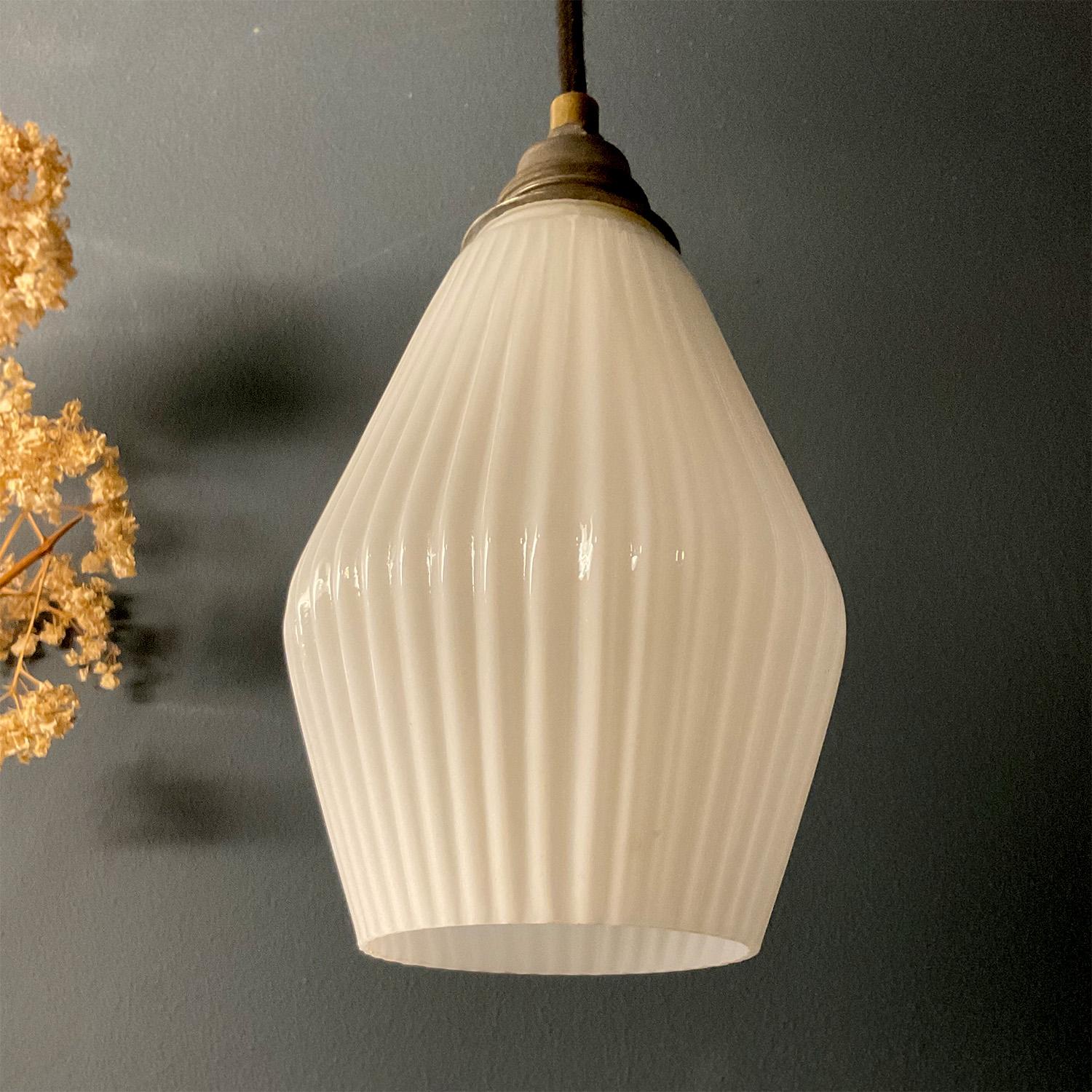 Allemand Lampe à suspension vintage en verre opalin blanc du milieu du siècle dernier en vente