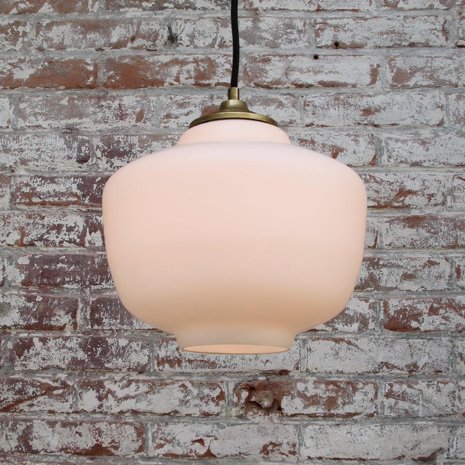 Lampe à suspension vintage mi-siècle en verre opalin blanc avec dessus en laiton et opaline en vente 3