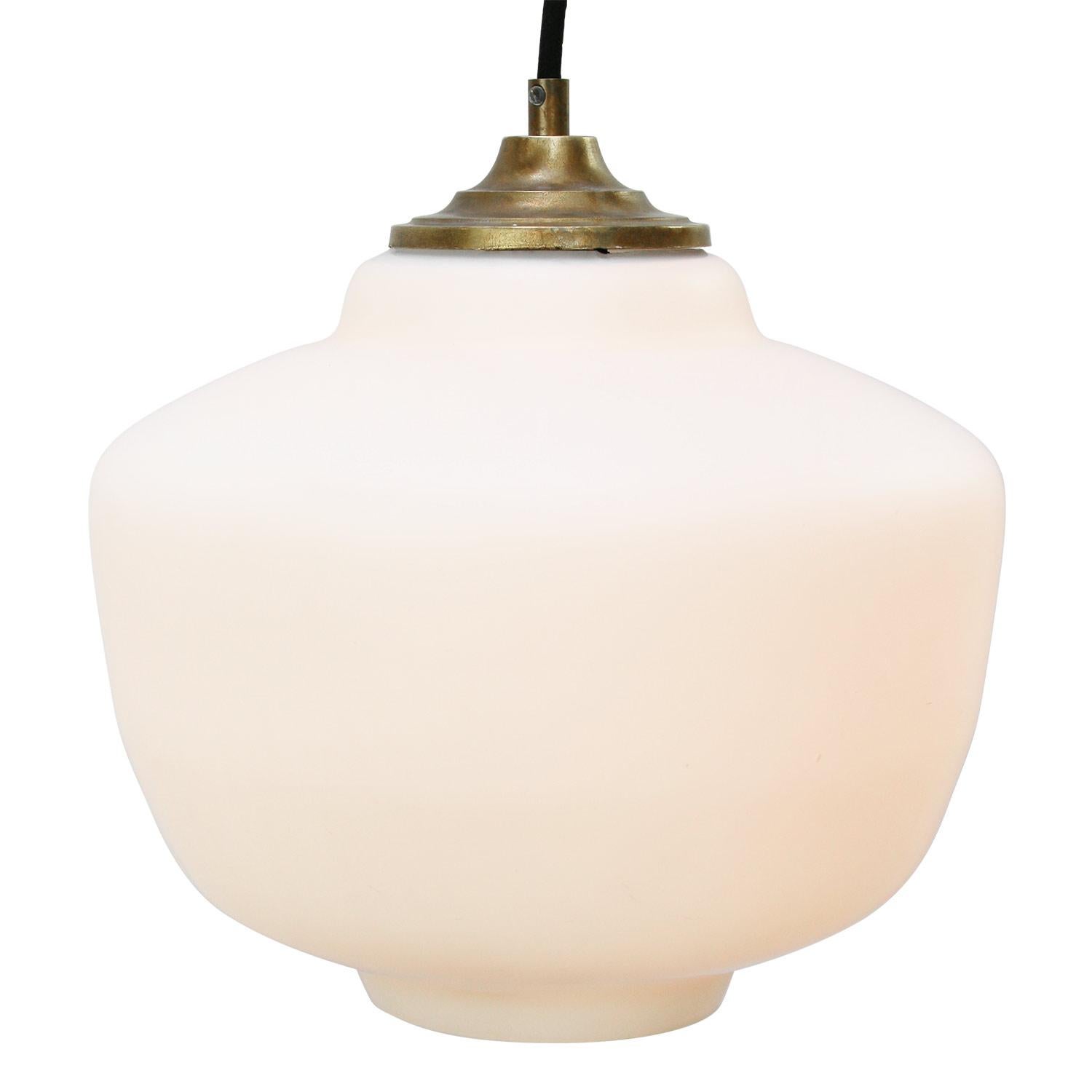 20ième siècle Lampe à suspension vintage mi-siècle en verre opalin blanc avec dessus en laiton et opaline en vente