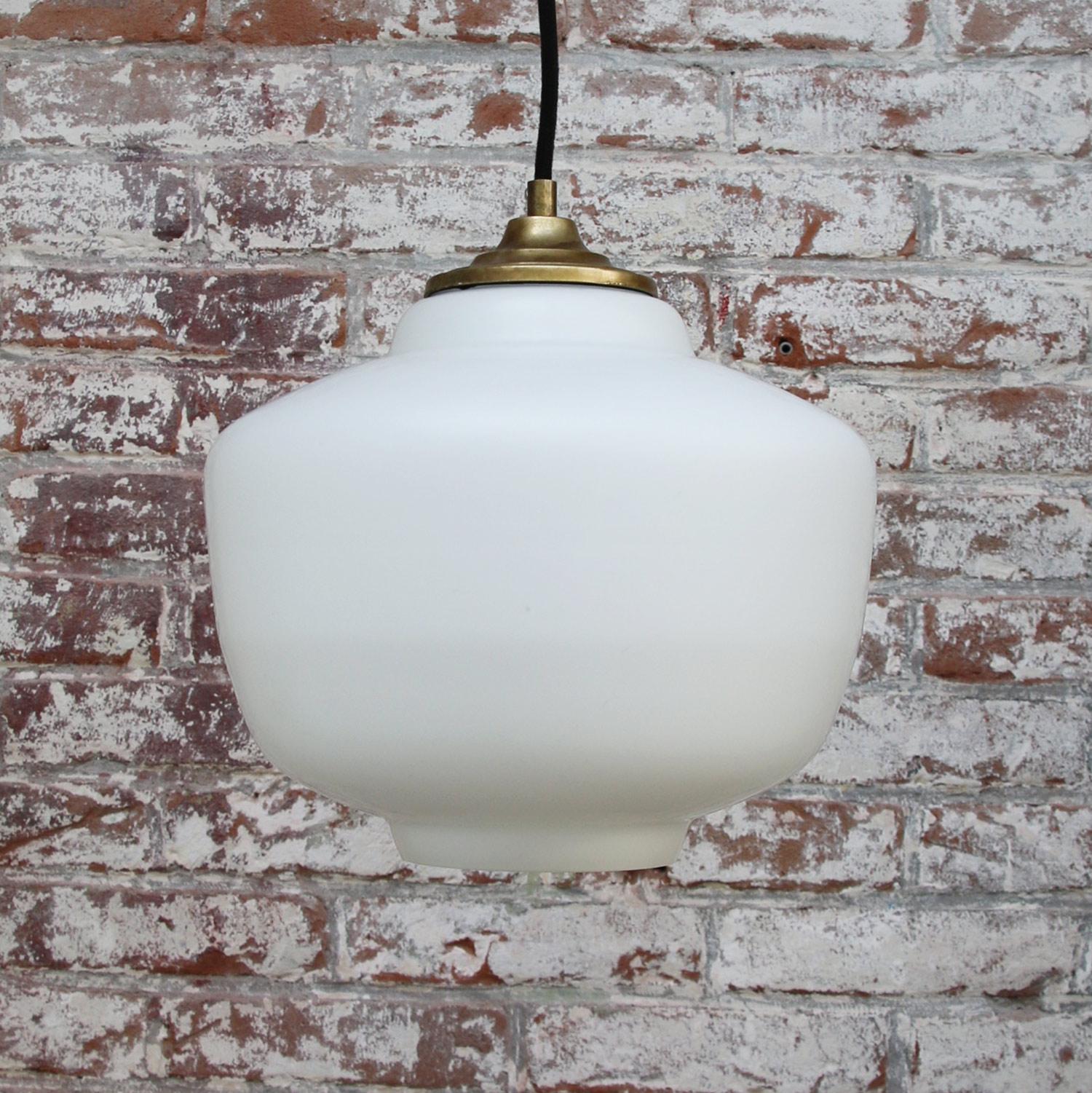 Laiton Lampe à suspension vintage mi-siècle en verre opalin blanc avec dessus en laiton et opaline en vente