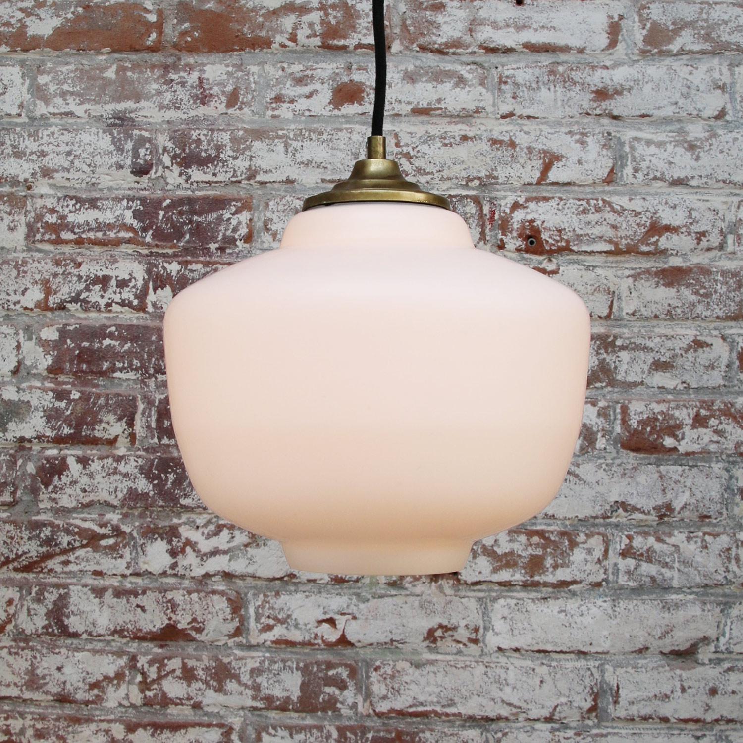 Lampe à suspension vintage mi-siècle en verre opalin blanc avec dessus en laiton et opaline en vente 1