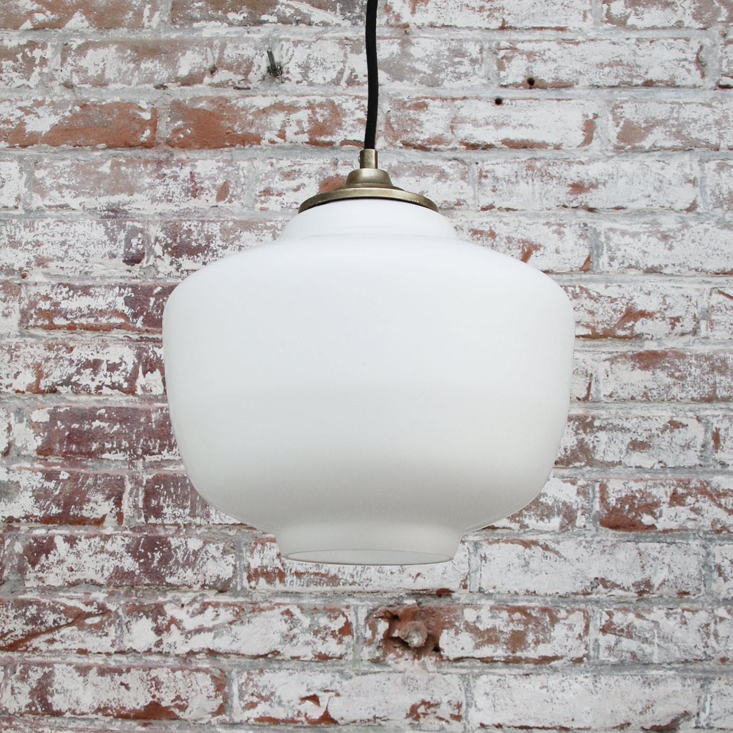 Lampe à suspension vintage mi-siècle en verre opalin blanc avec dessus en laiton et opaline en vente 2