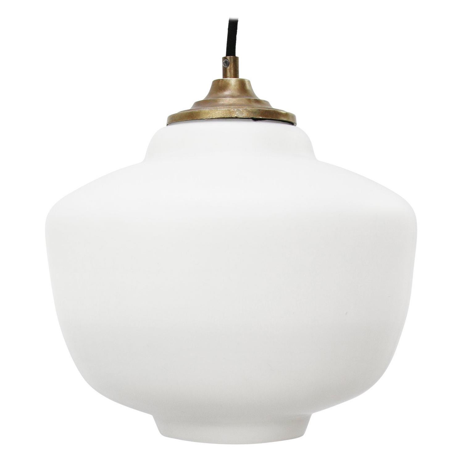 Lampe à suspension vintage mi-siècle en verre opalin blanc avec dessus en laiton et opaline en vente