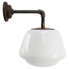 Weiß Opaline Mid-Century Gusseisen Messing Scones Wall Lights