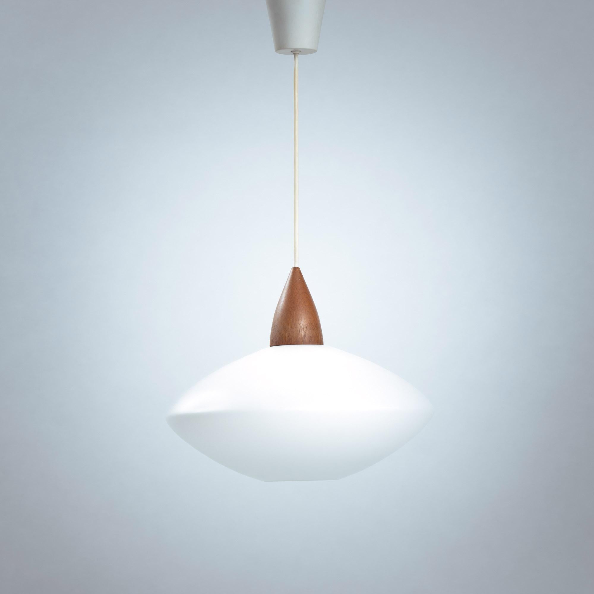 white opaline teak pedant Uno & Östen Kristiansson Escandinavo moderno en venta