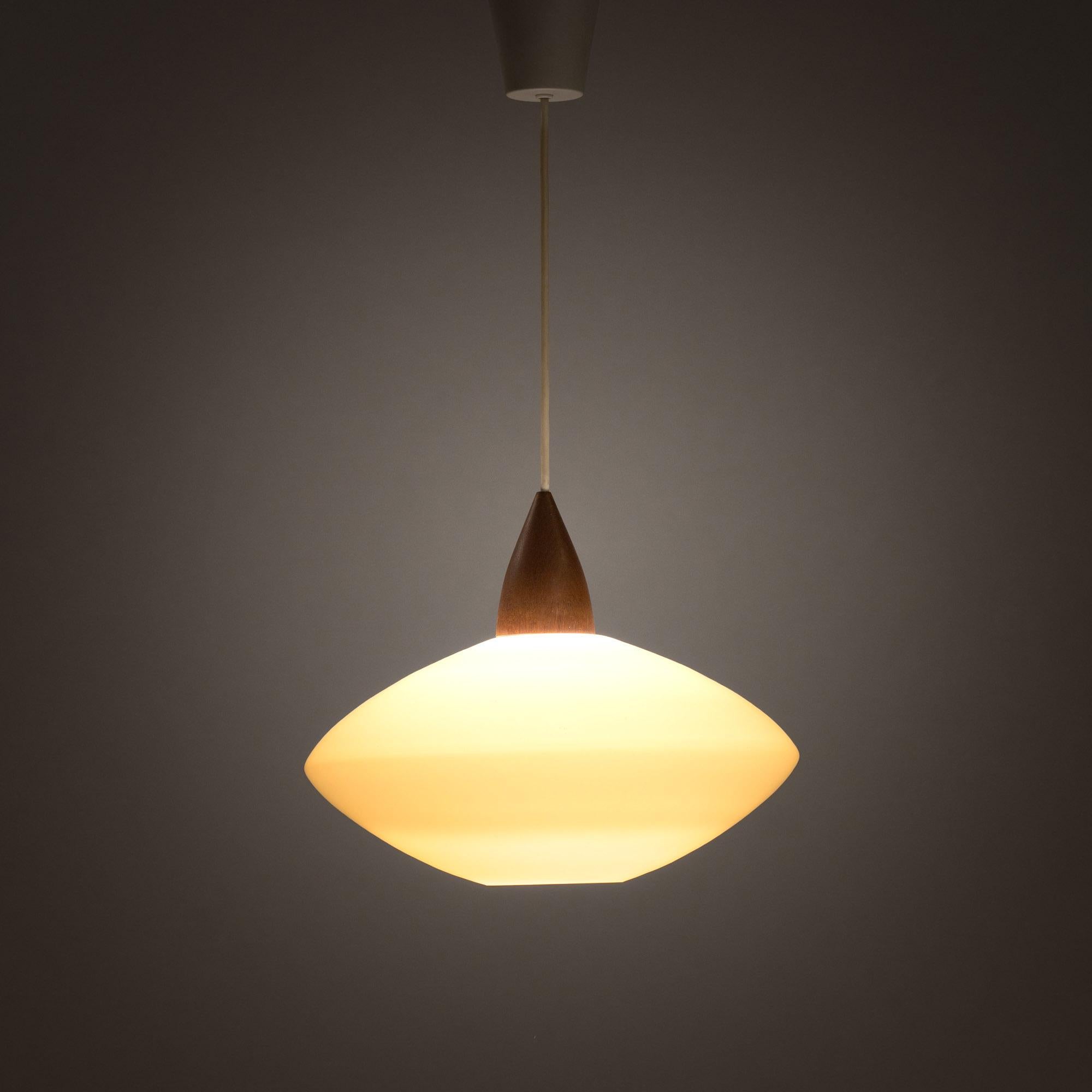 white opaline teak pedant Uno & Östen Kristiansson Sueco en venta
